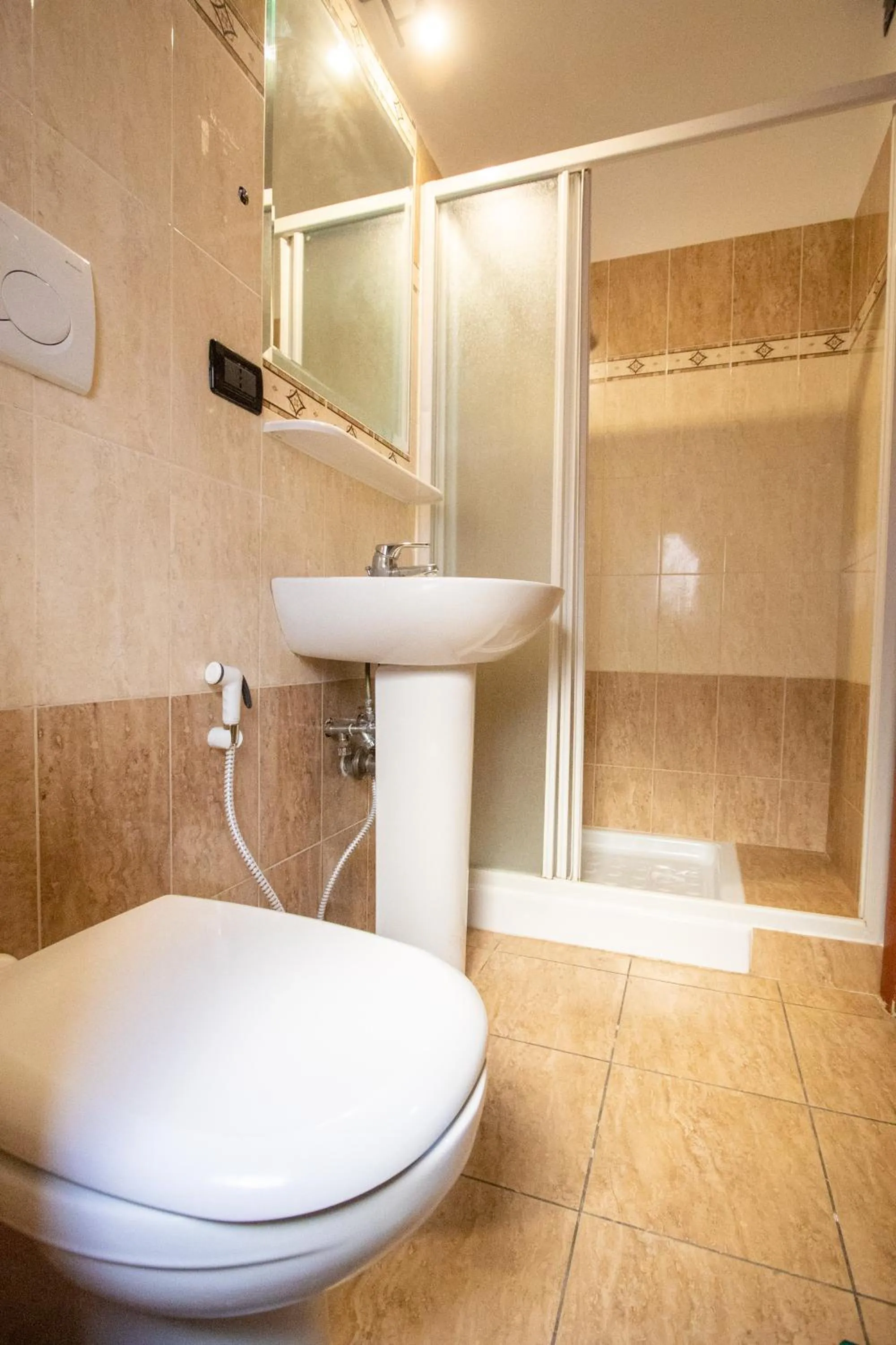 Shower in B&B Colorful Suite Yard