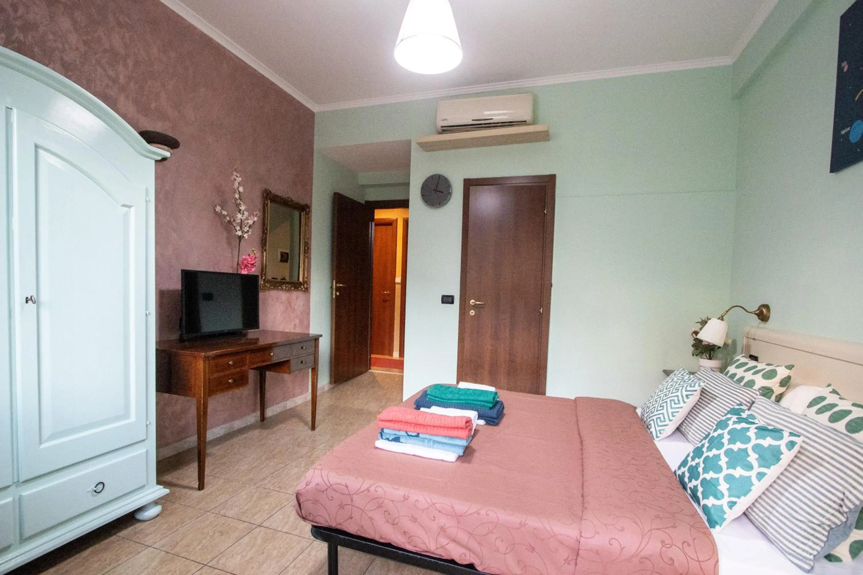 Communal lounge/ TV room, Bed in B&B Colorful Suite Yard