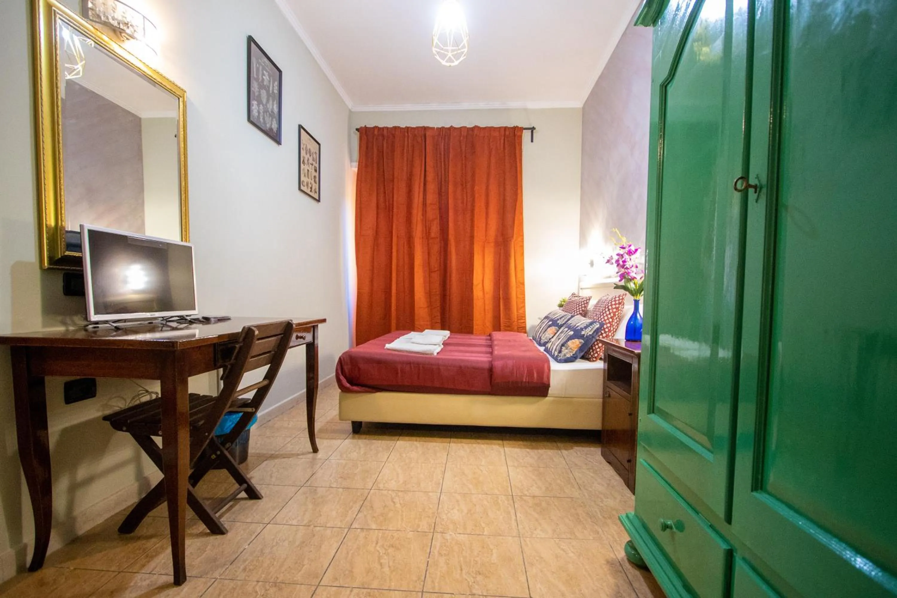 Communal lounge/ TV room, Bed in B&B Colorful Suite Yard