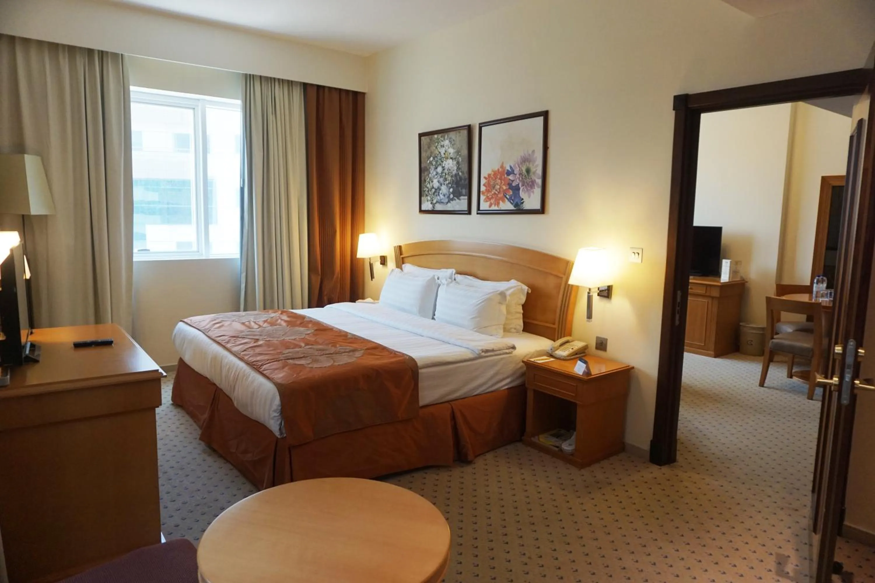 Bedroom, Bed in Golden Tulip Sharjah