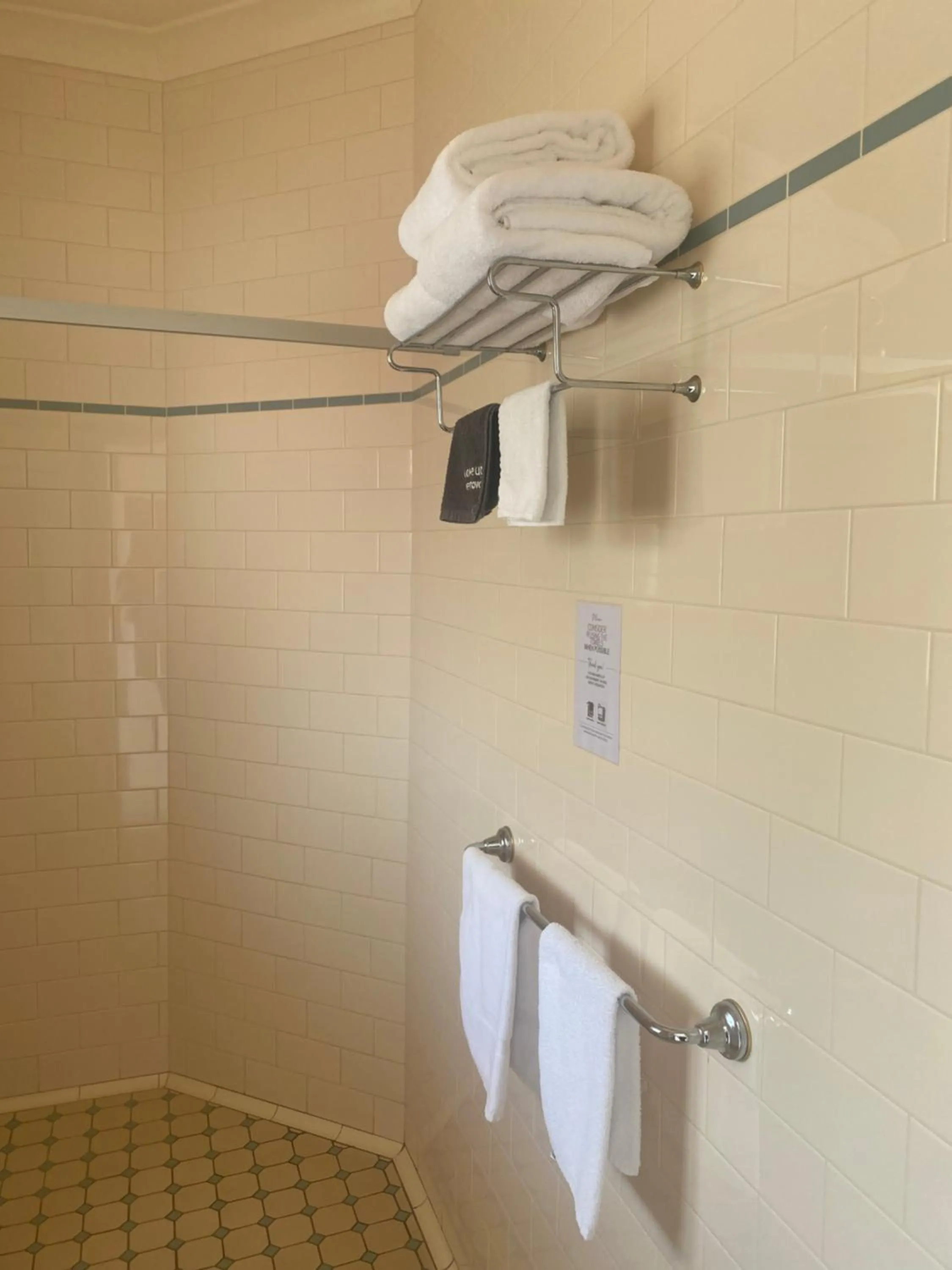 Bathroom in Tumbarumba Motel & Elms Restaurant