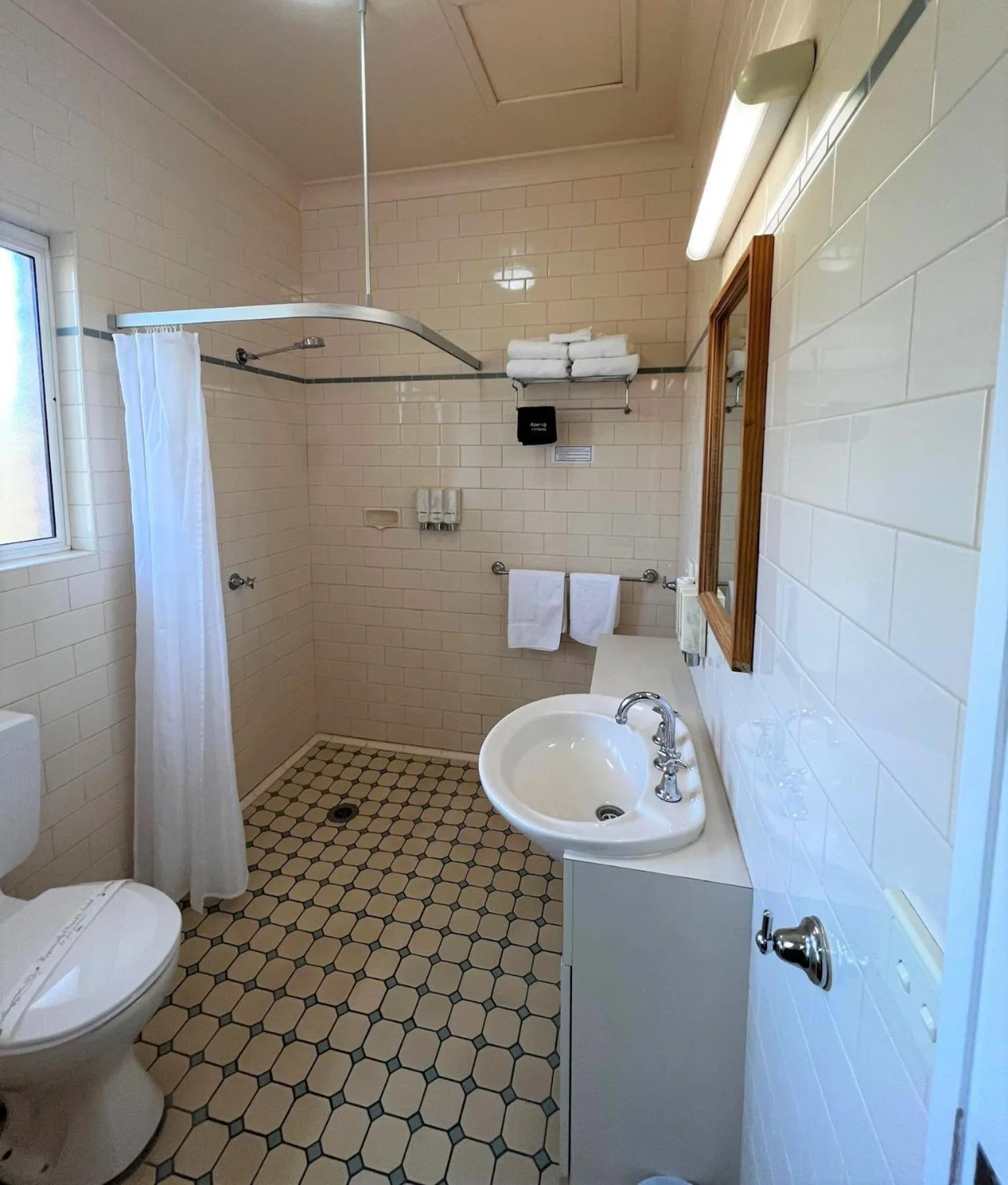 Shower in Tumbarumba Motel & Elms Restaurant