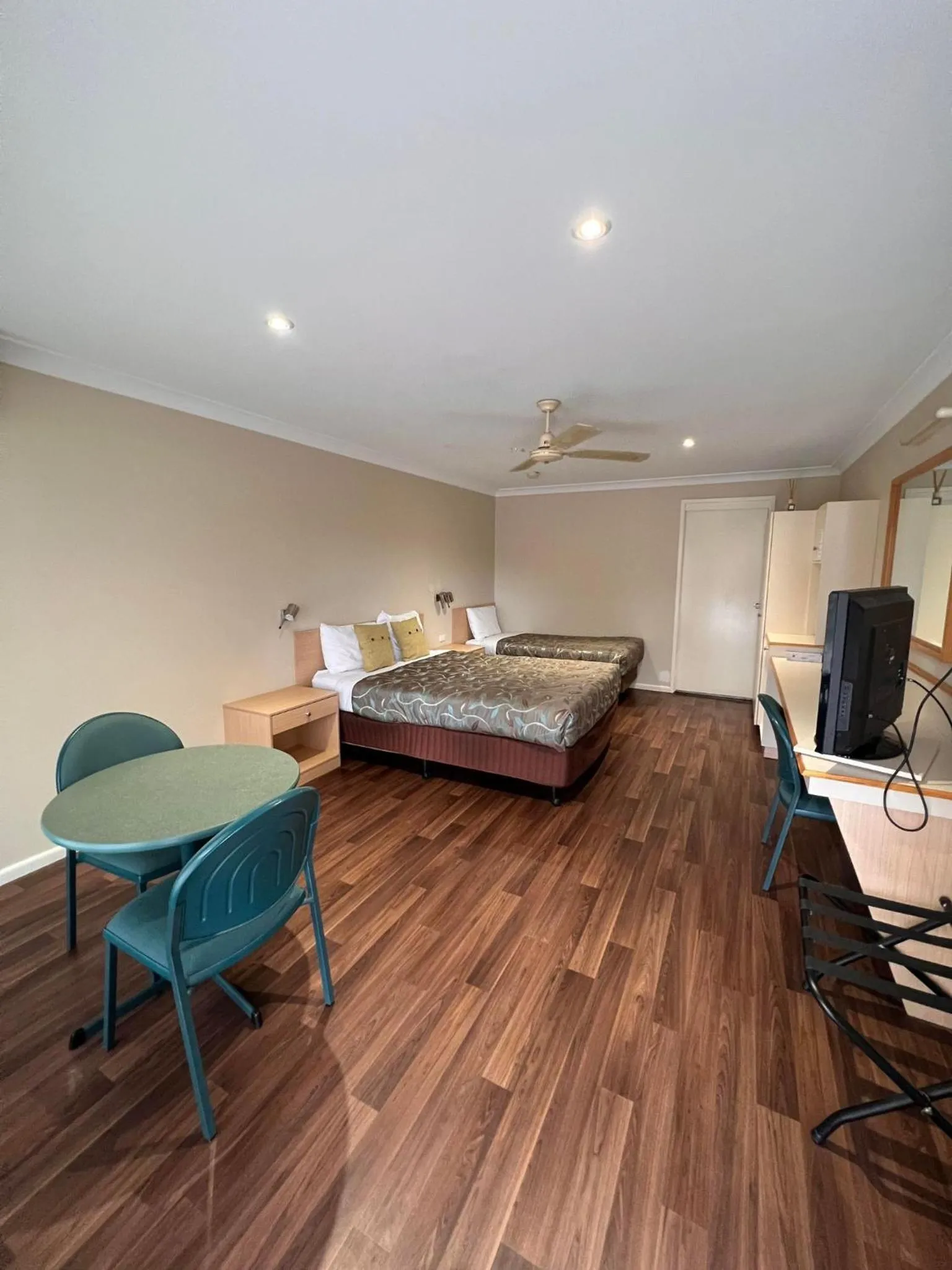 Photo of the whole room, Bed in Tumbarumba Motel & Elms Restaurant