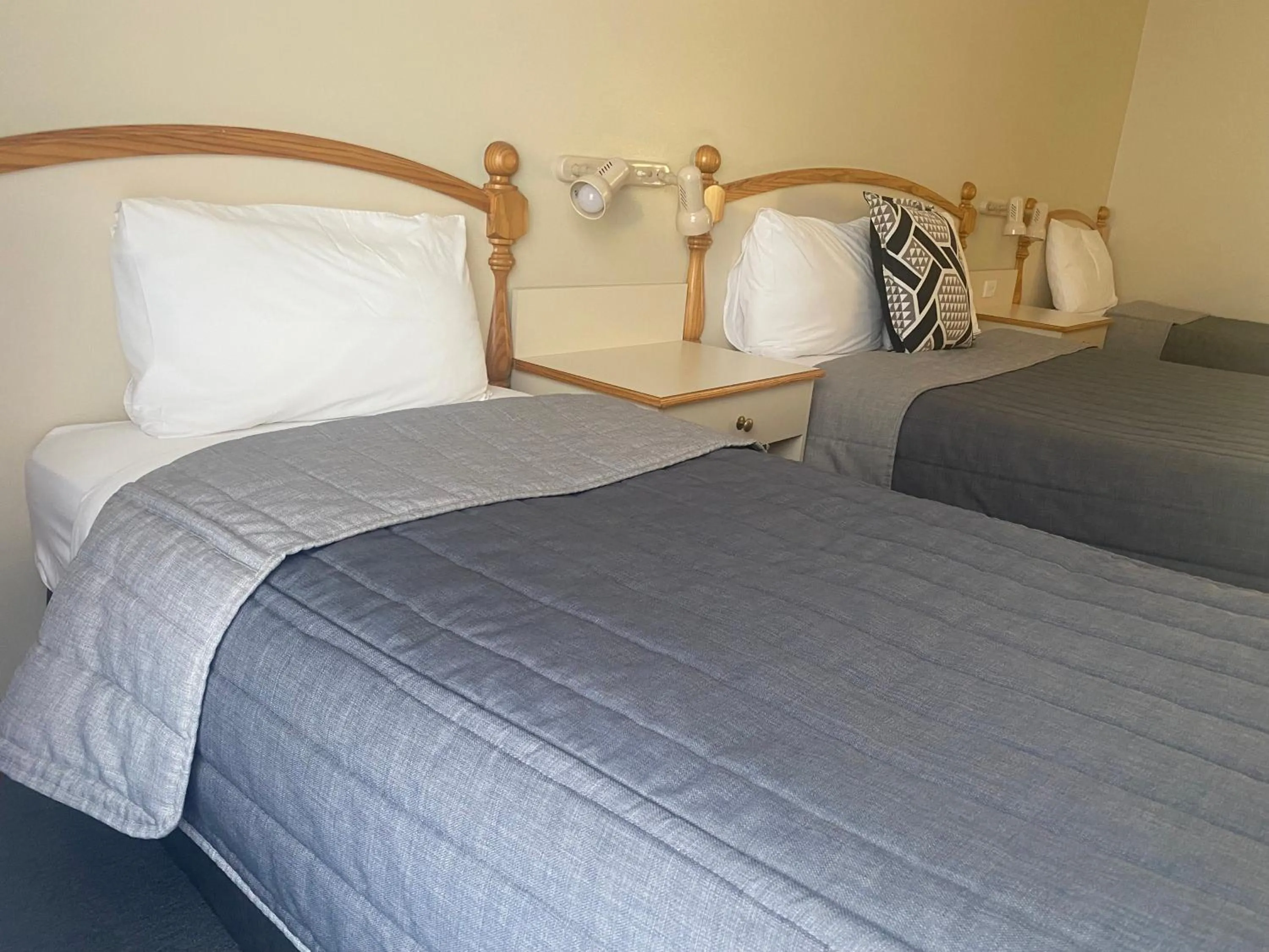 Bed in Tumbarumba Motel & Elms Restaurant