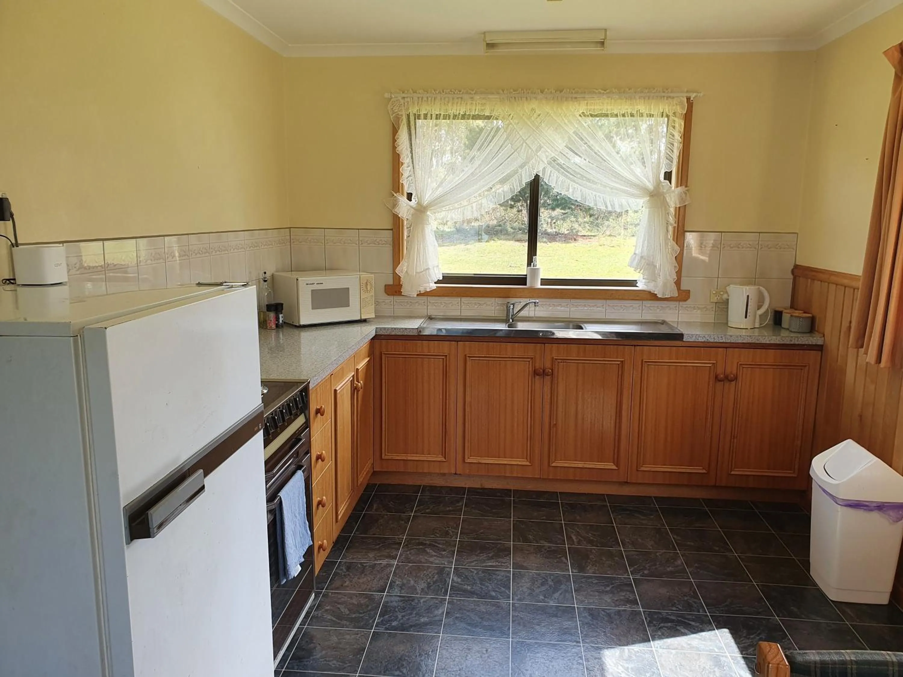 Kitchen or kitchenette in Lake Yalleena Nature Retreat