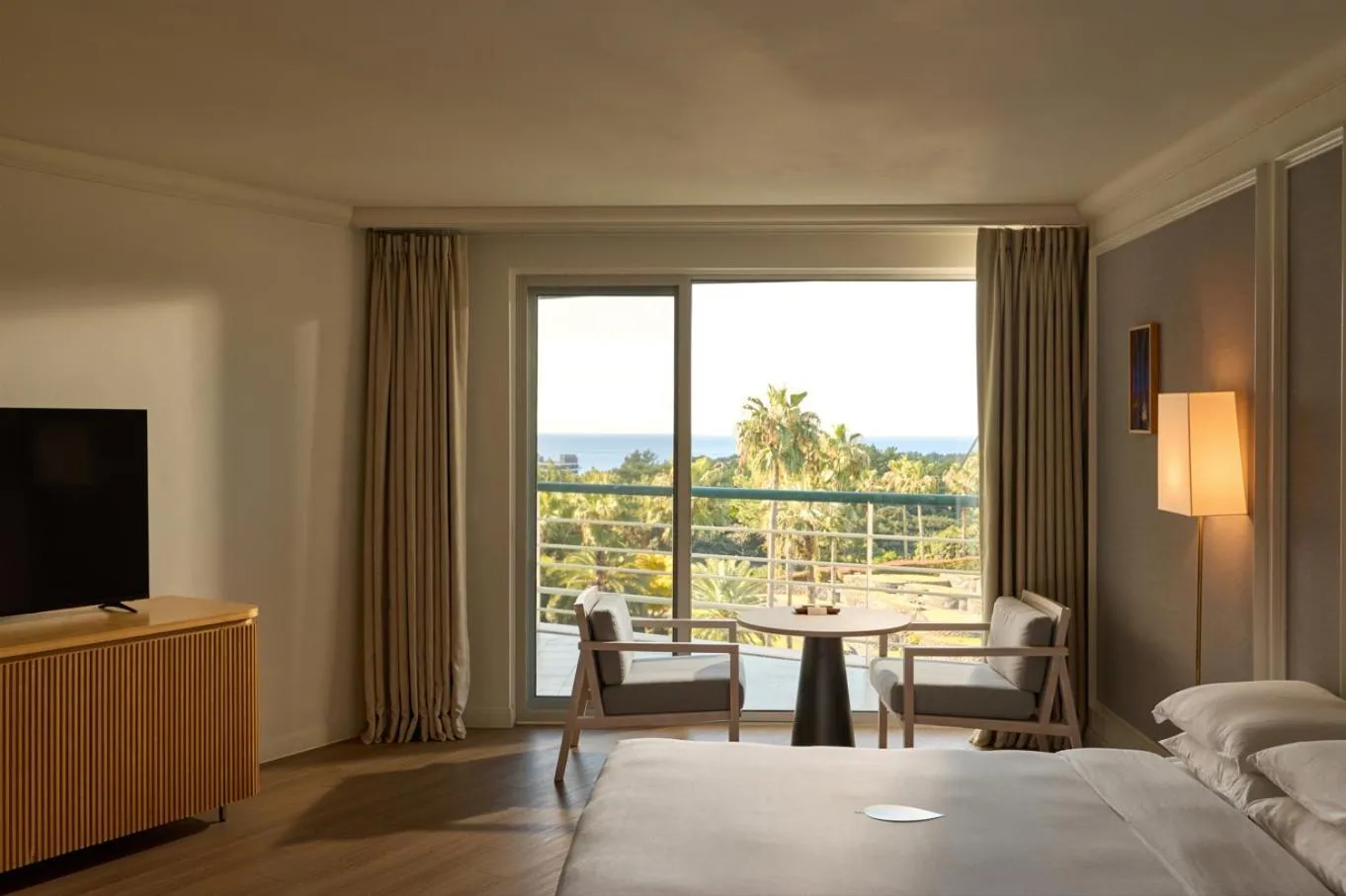 Photo of the whole room, Bed in Grand Josun Jeju