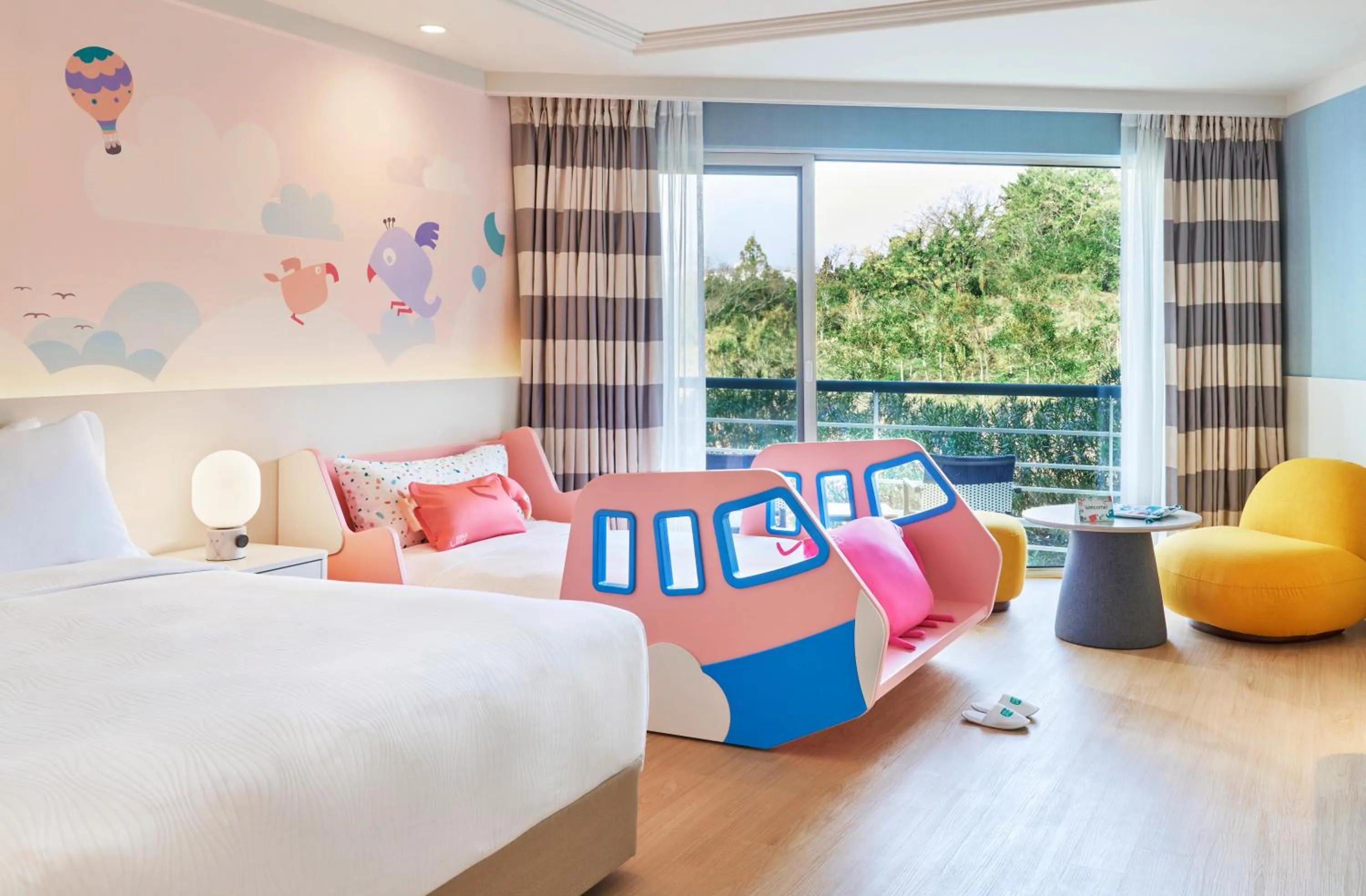 Photo of the whole room, Bed in Grand Josun Jeju