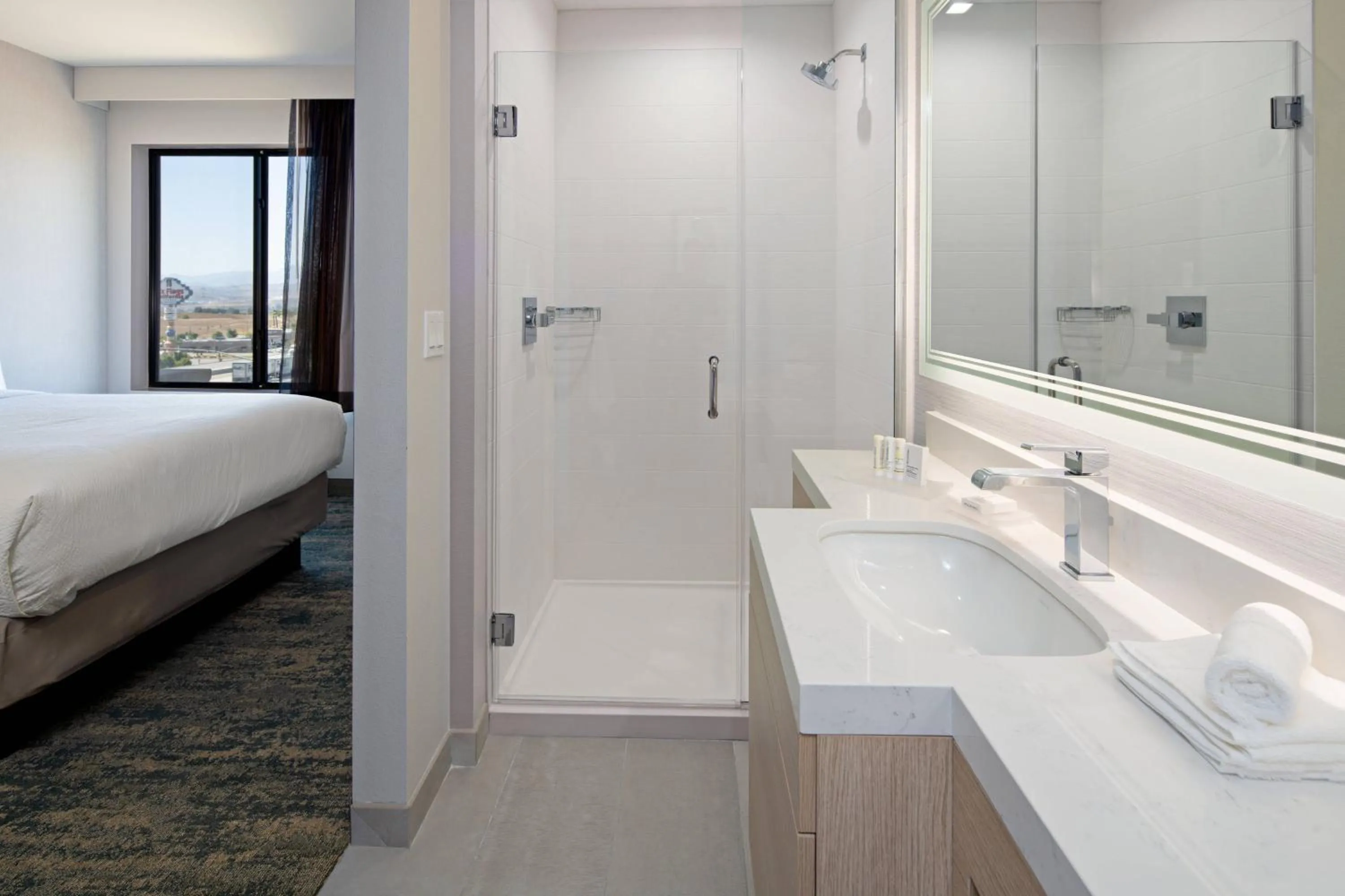 Bathroom, Bed in SpringHill Suites by Marriott Valencia