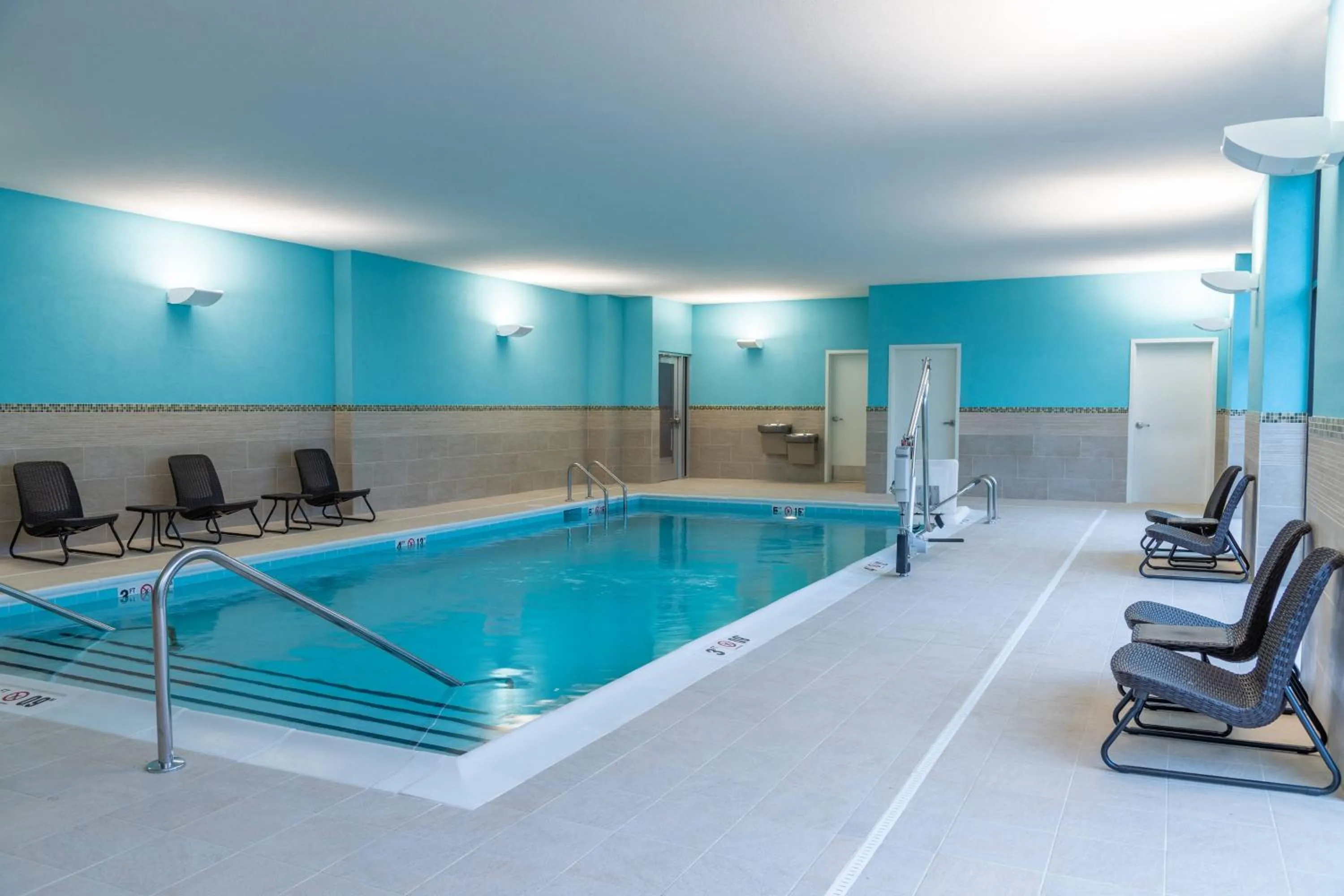 Swimming pool in SpringHill Suites by Marriott Overland Park Leawood