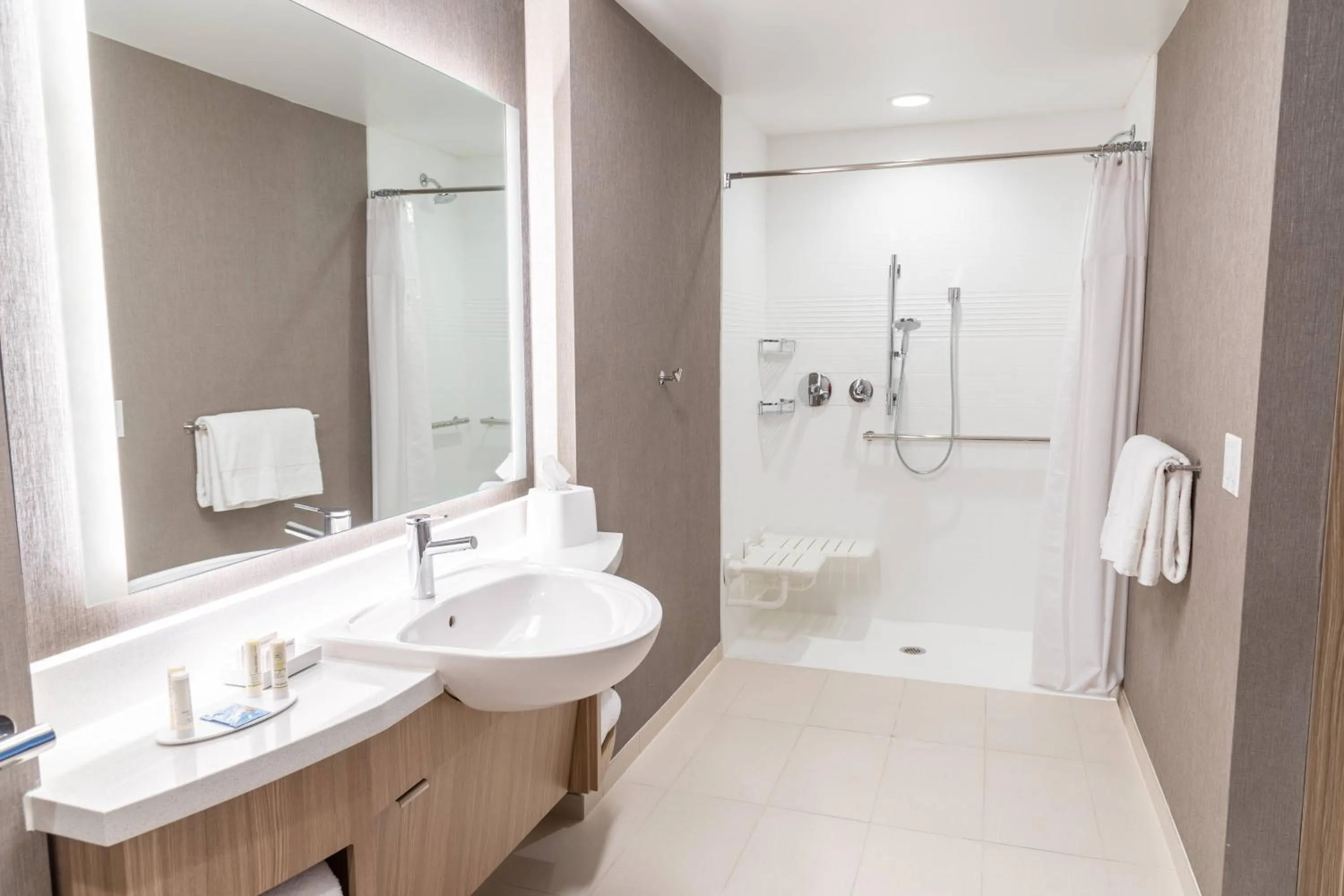 Bathroom in SpringHill Suites by Marriott Overland Park Leawood