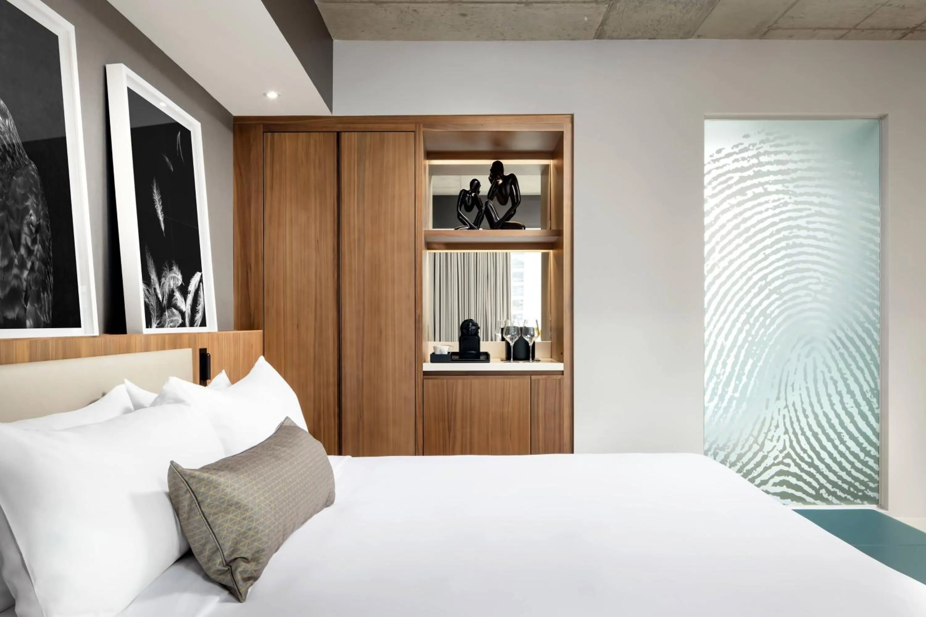 Photo of the whole room, Bed in Humaniti Hotel Montreal, Autograph Collection