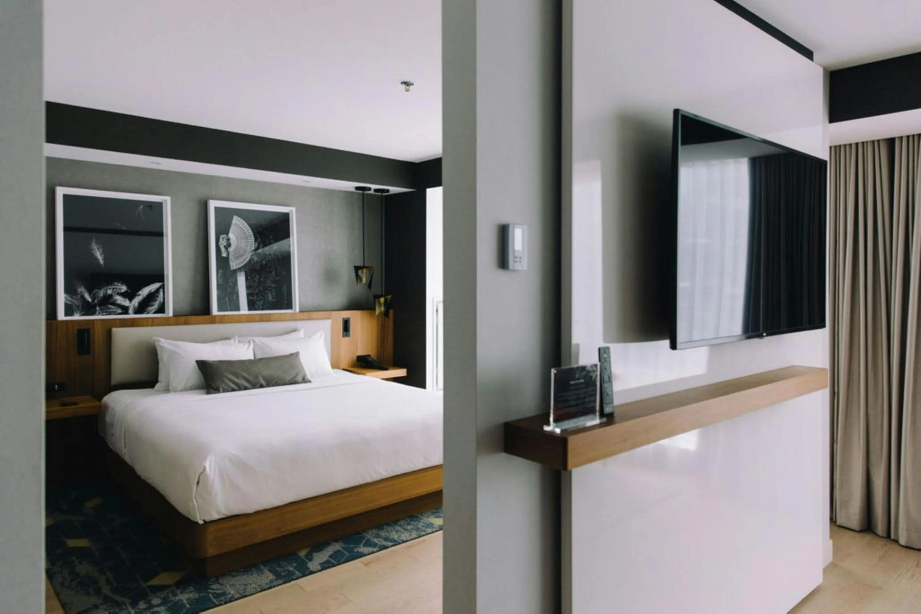 Photo of the whole room, Bed in Humaniti Hotel Montreal, Autograph Collection