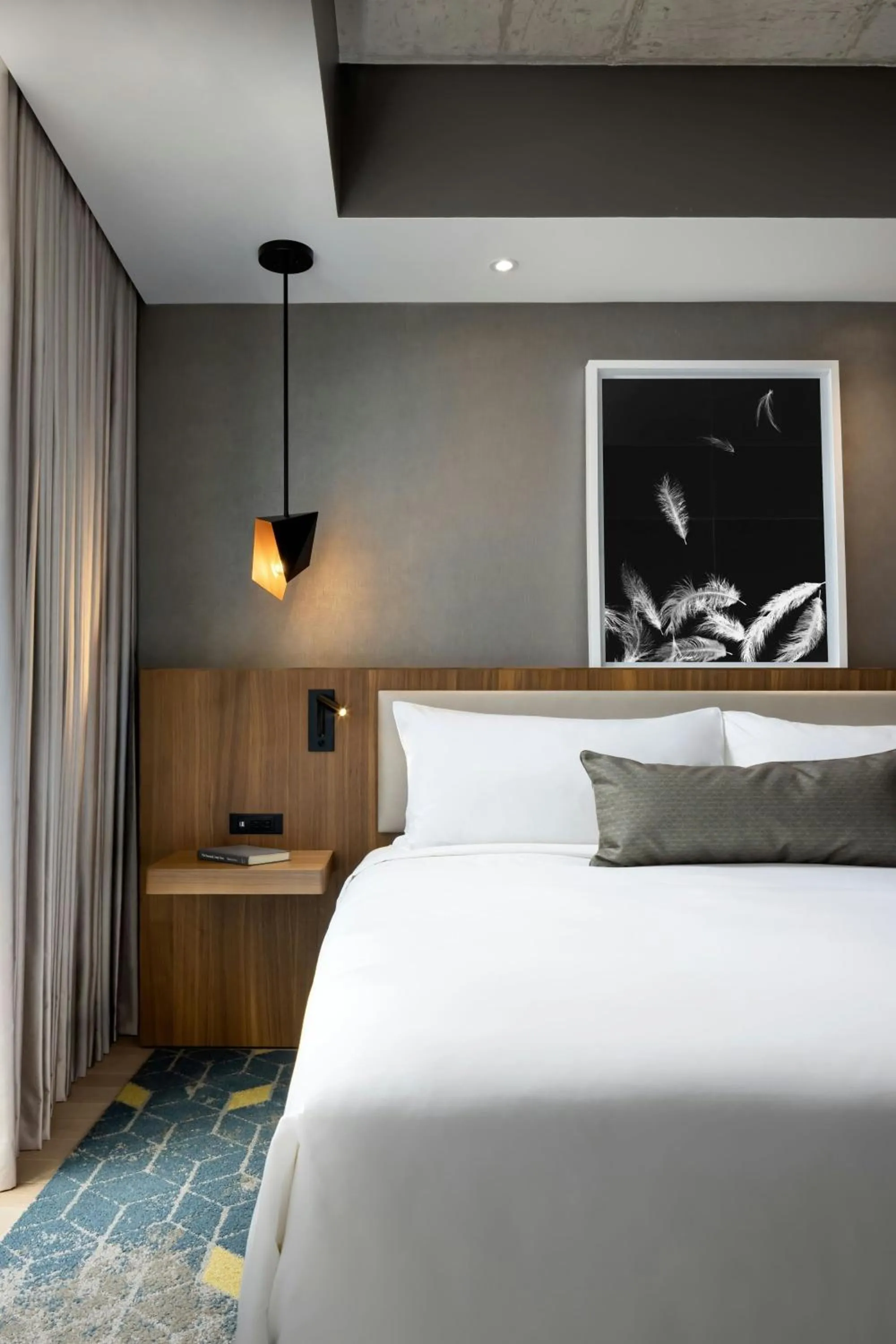 Photo of the whole room, Bed in Humaniti Hotel Montreal, Autograph Collection