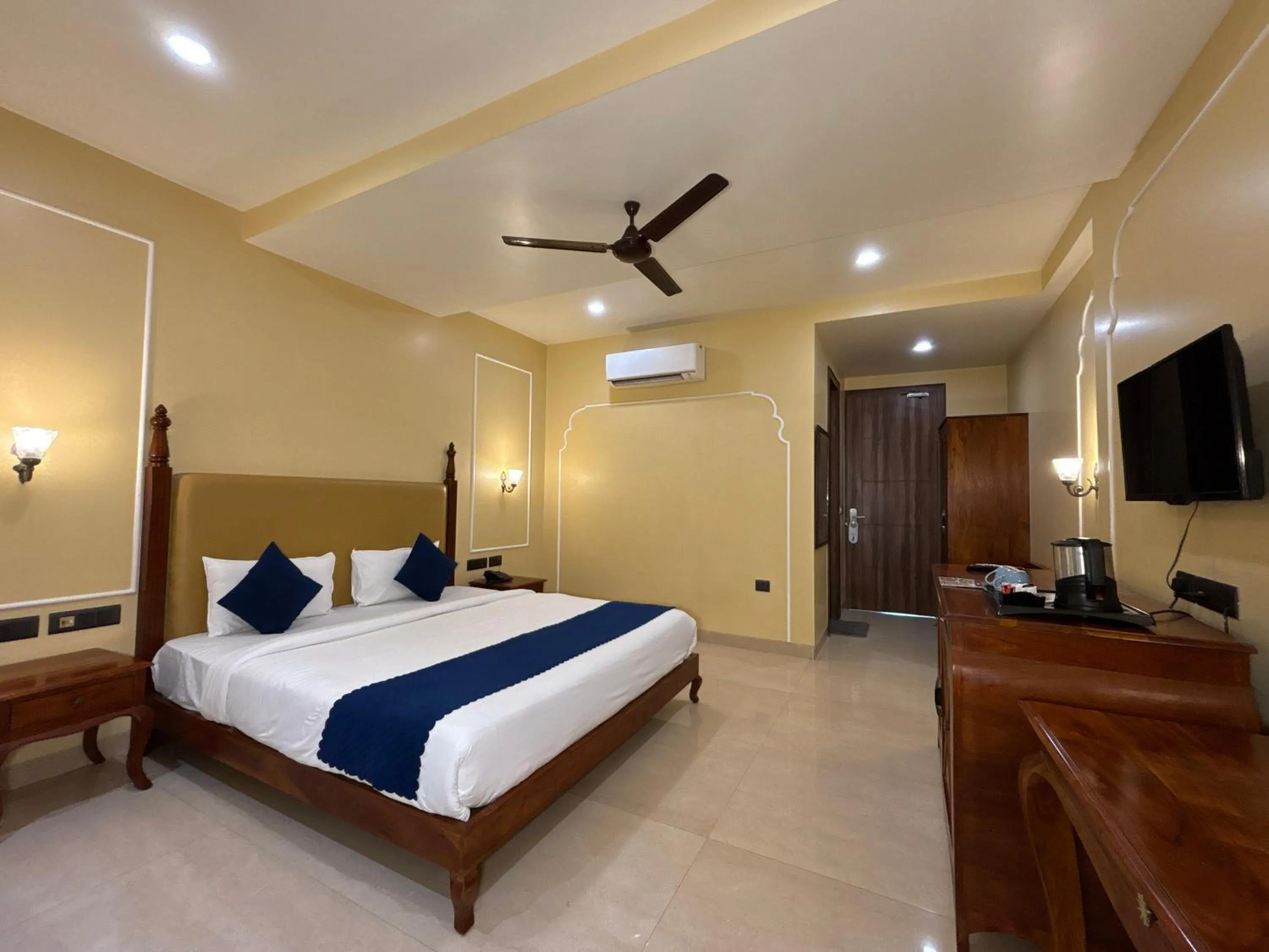 Bed in The Taj Vista Agra -walking distance to Taj Mahal