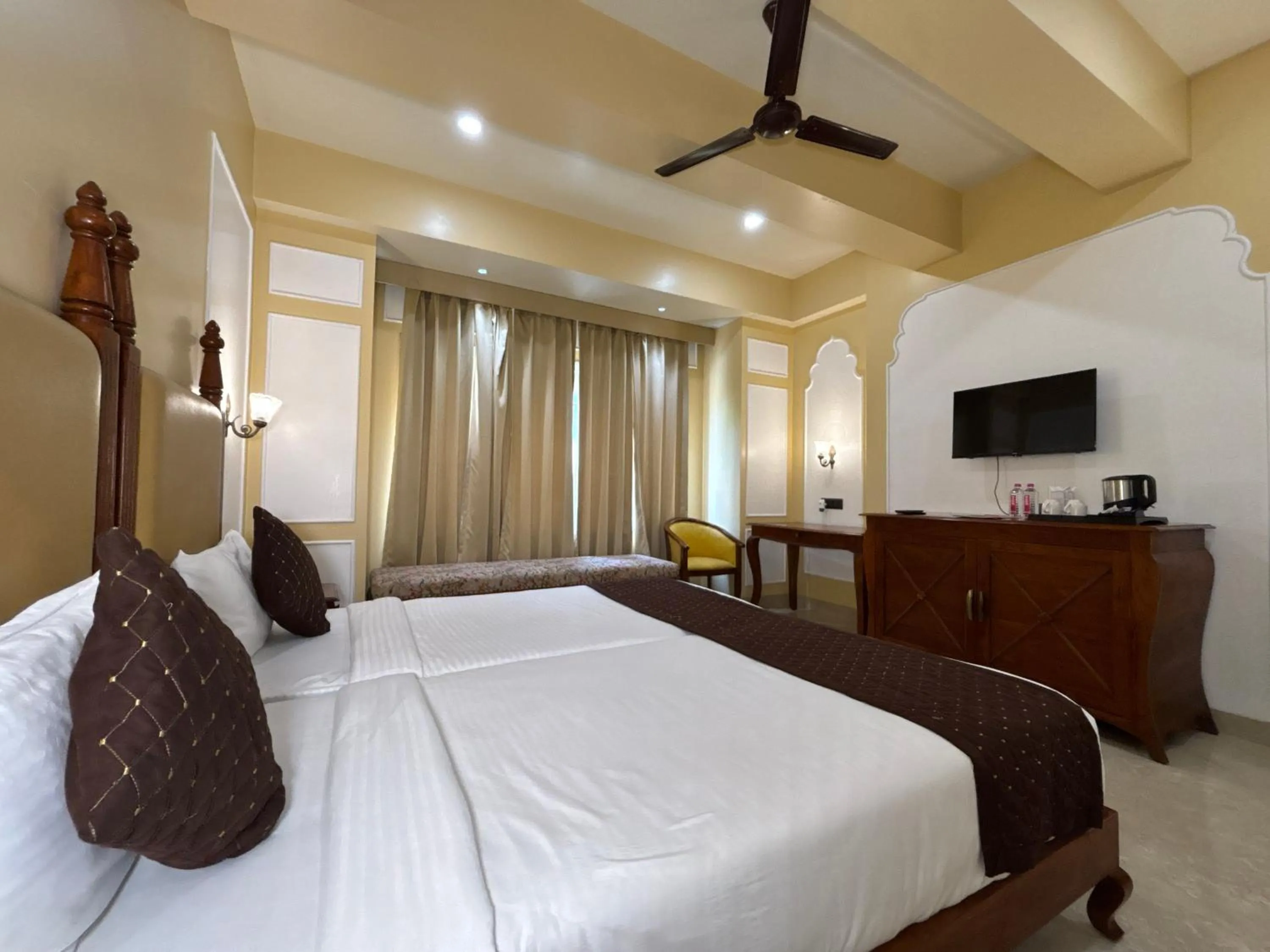 Bed in The Taj Vista Agra -walking distance to Taj Mahal