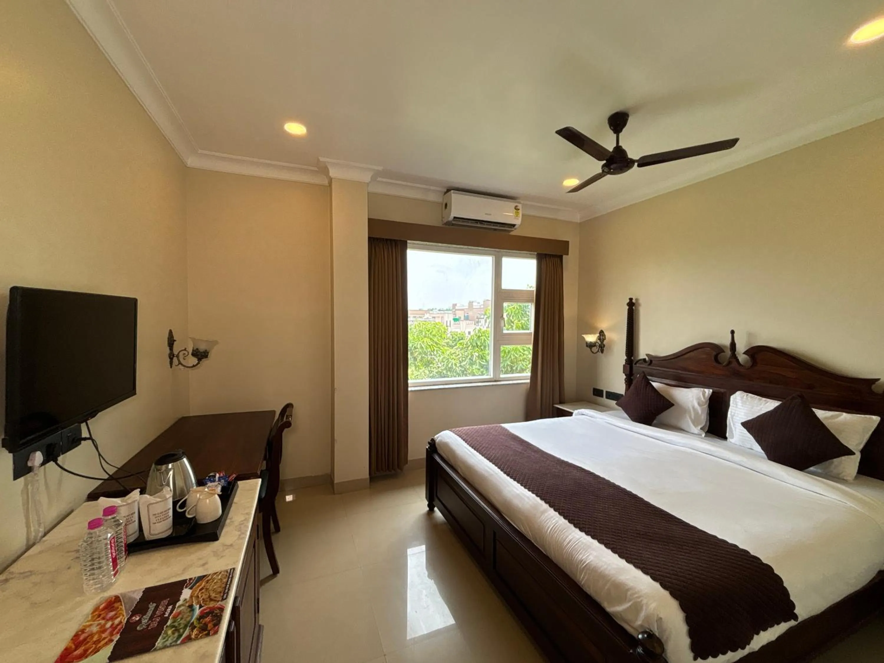 Bed in The Taj Vista Agra -walking distance to Taj Mahal