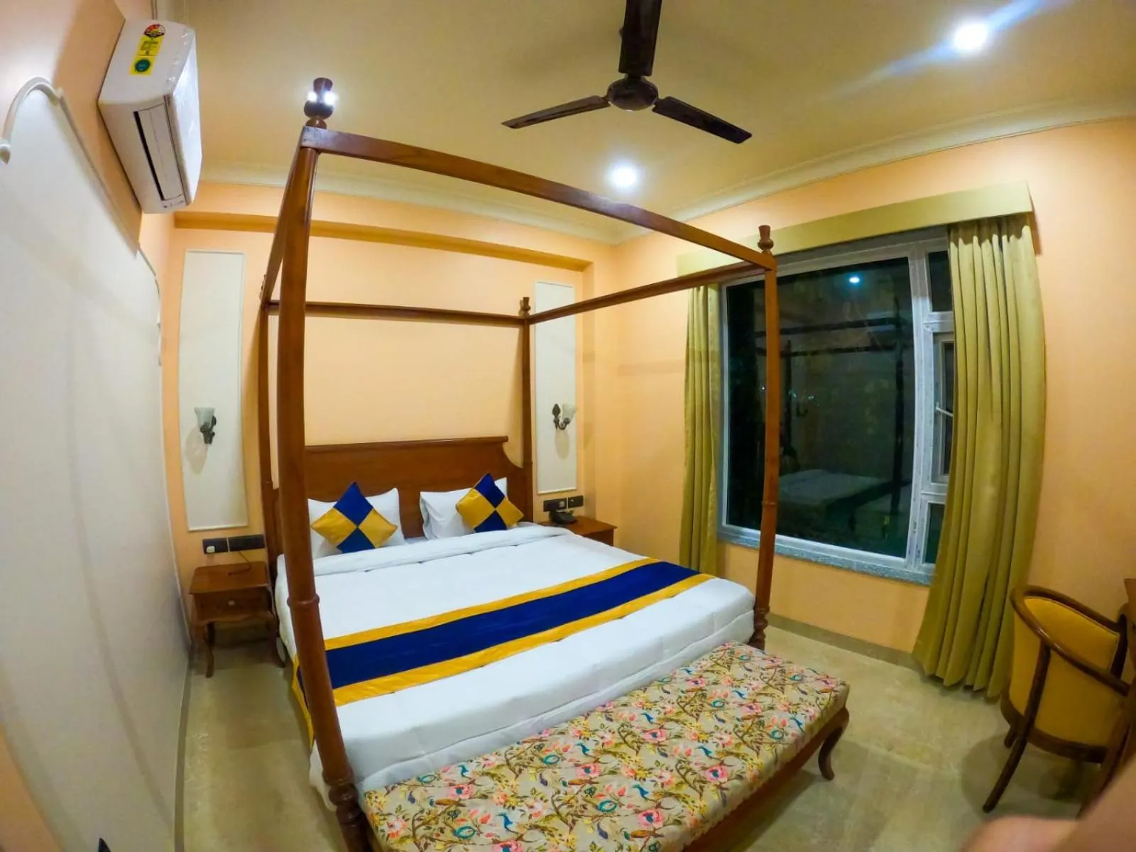 Bed in The Taj Vista Agra -walking distance to Taj Mahal