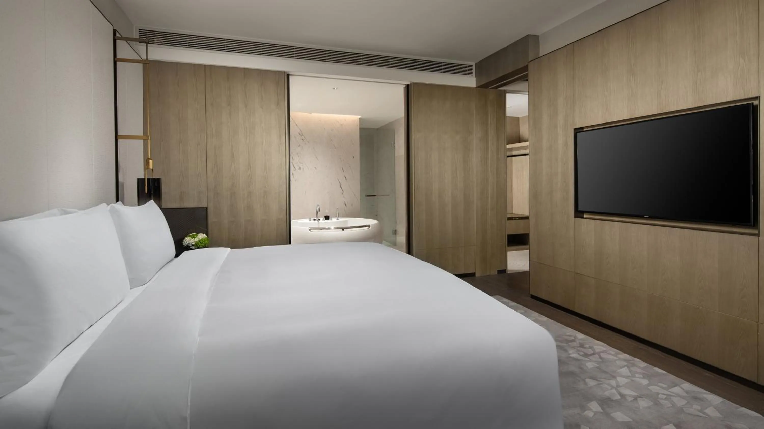 Photo of the whole room, Bed in InterContinental Foshan DongPing