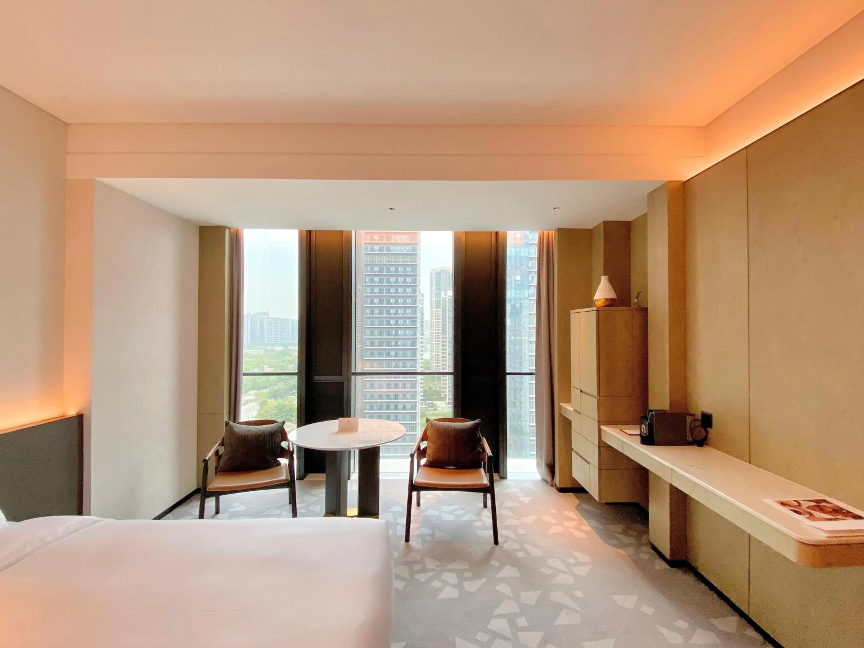 Seating area, Bed in InterContinental Foshan DongPing