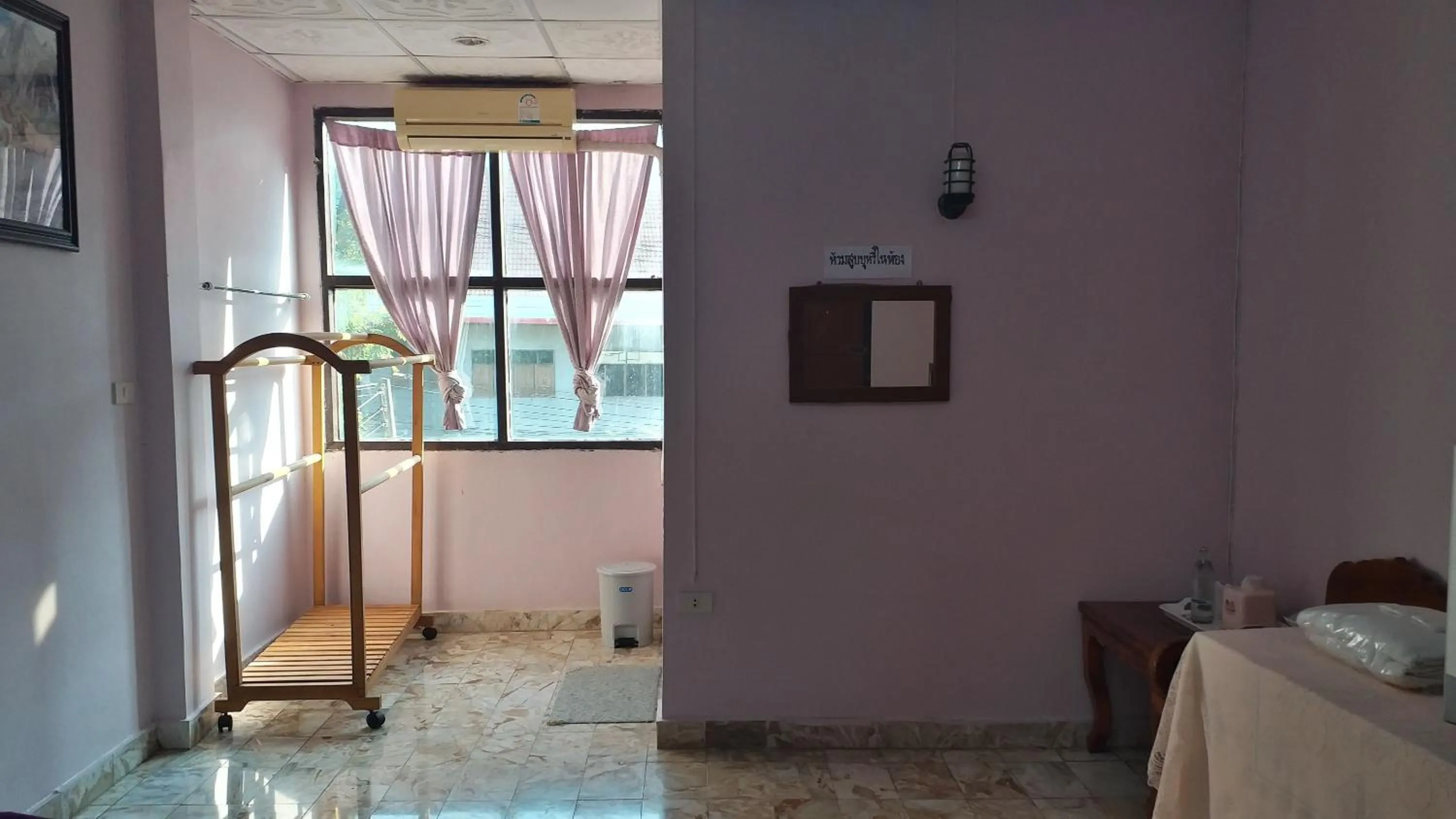 Photo of the whole room in The 99 Inn Hotel