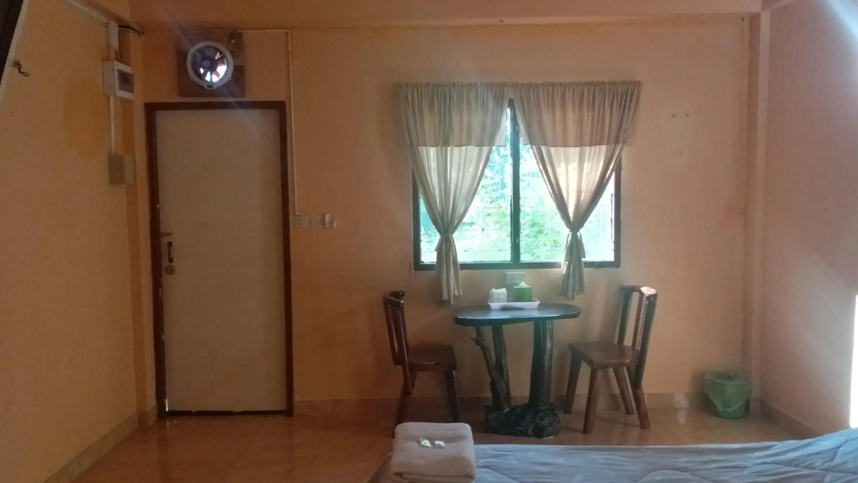 Photo of the whole room in The 99 Inn Hotel