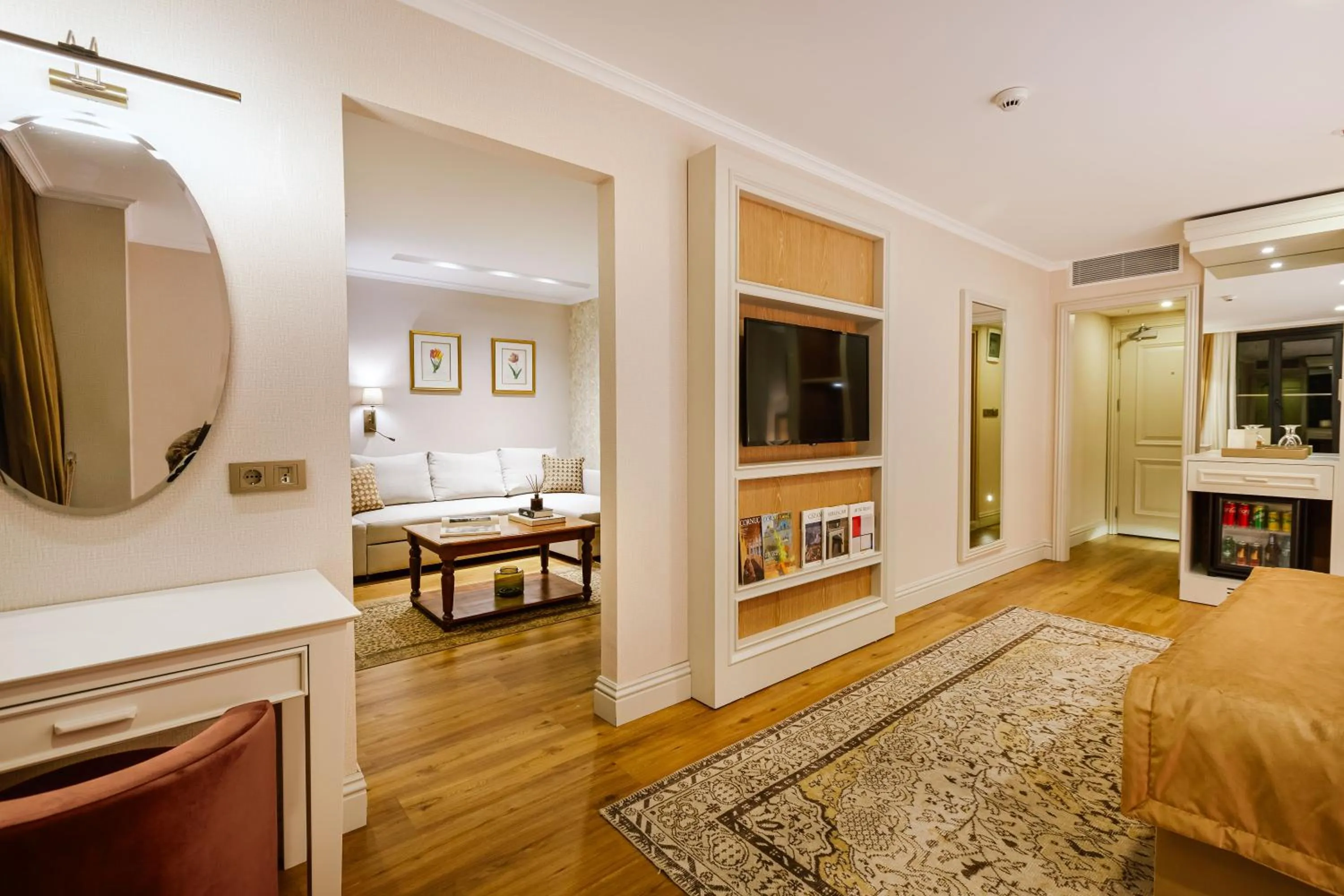 Living room, Bed in Delita City Hotel