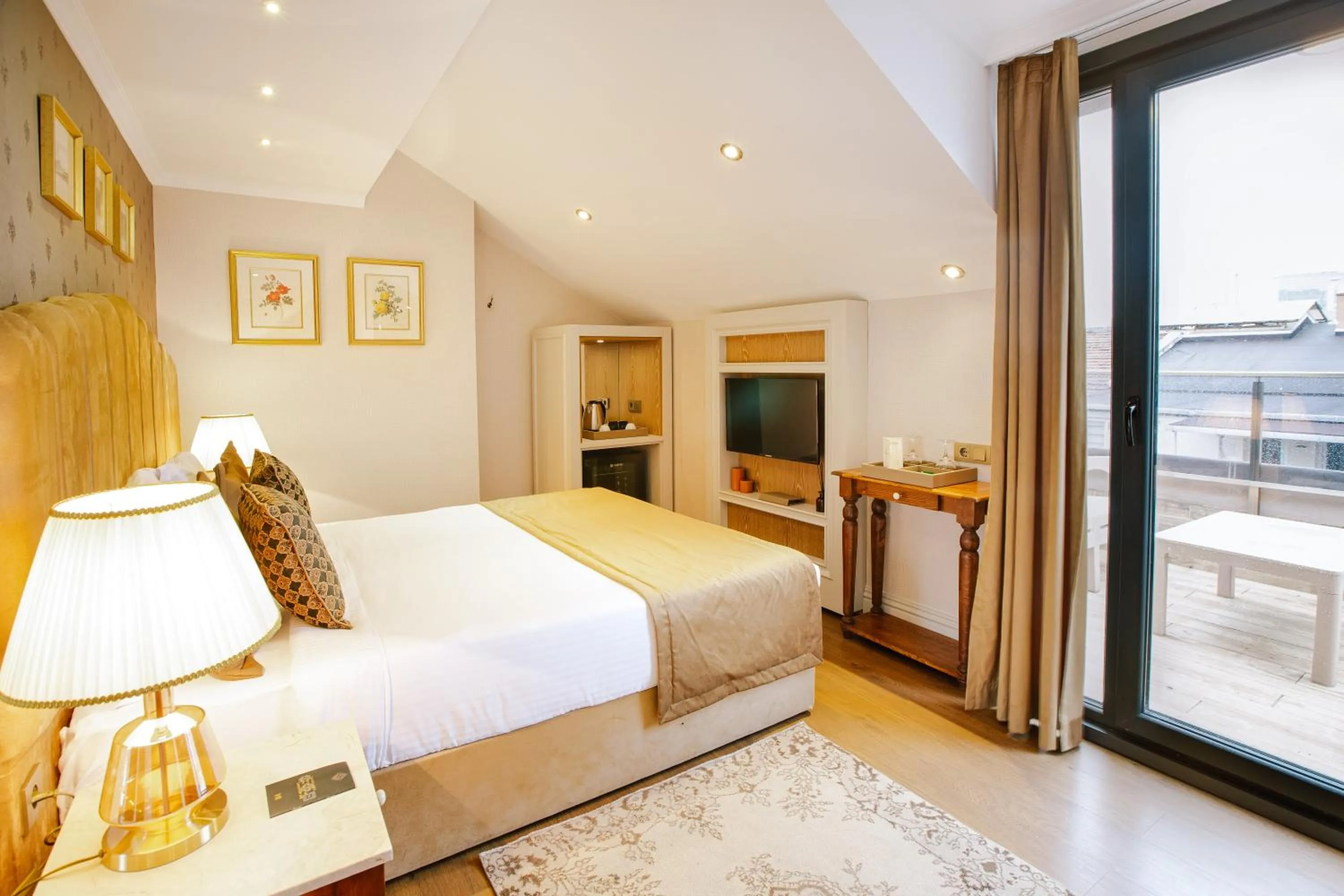 Balcony/Terrace, Bed in Delita City Hotel