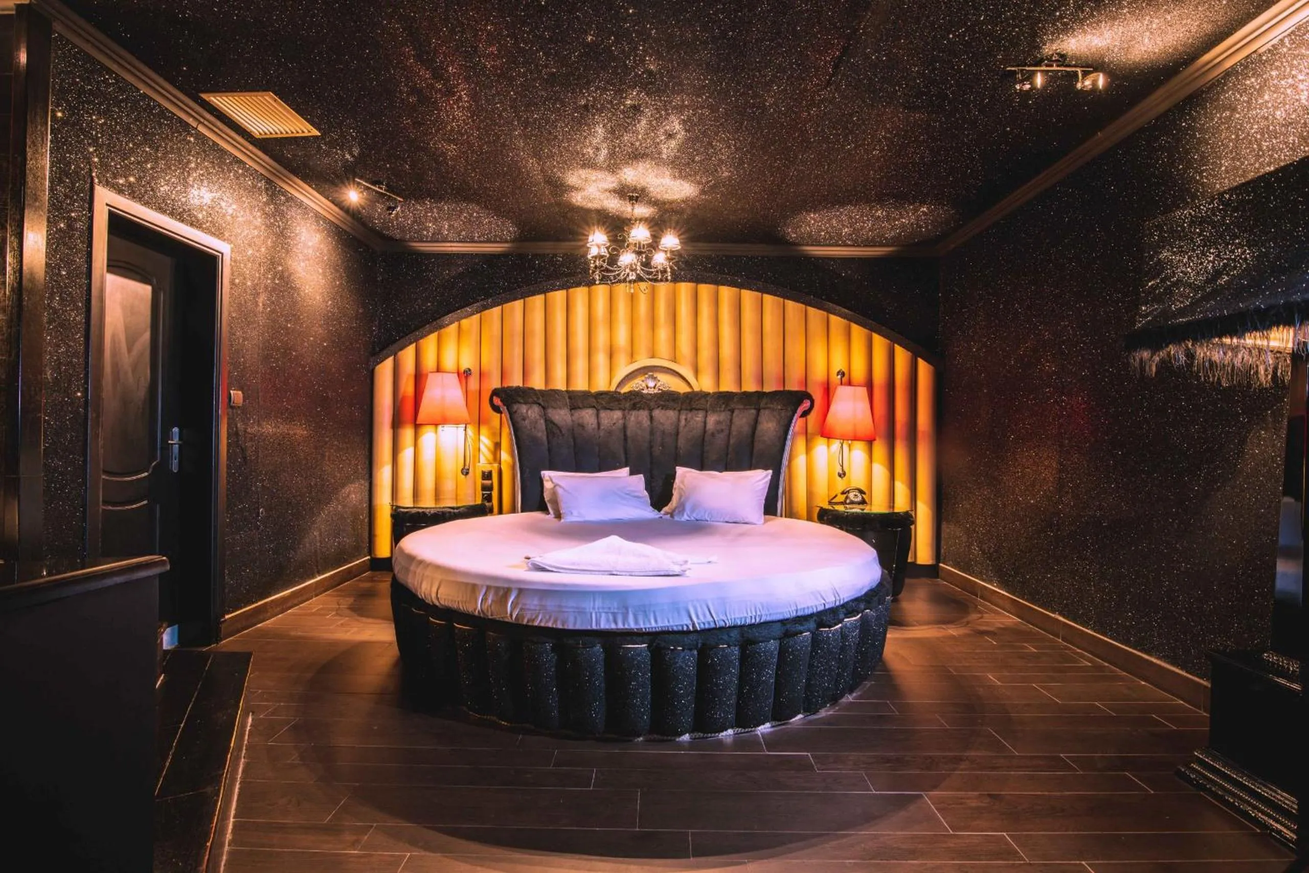 Bed in Ruby Rooms Kifisia