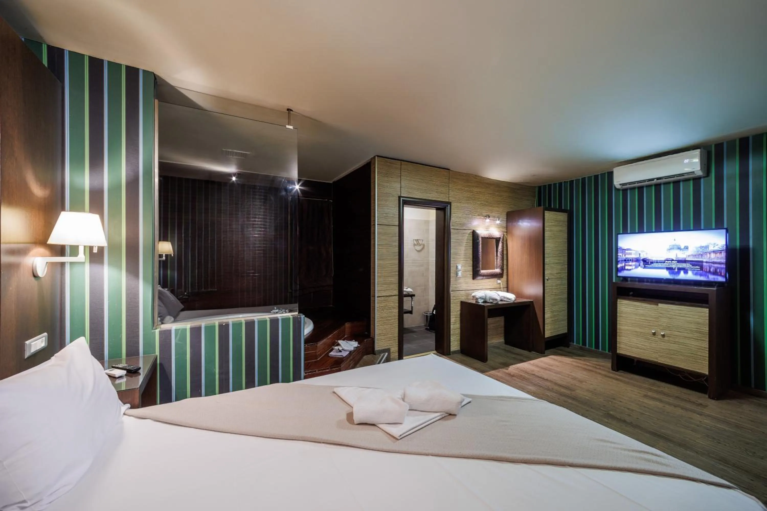 Bed in Ruby Rooms Kifisia