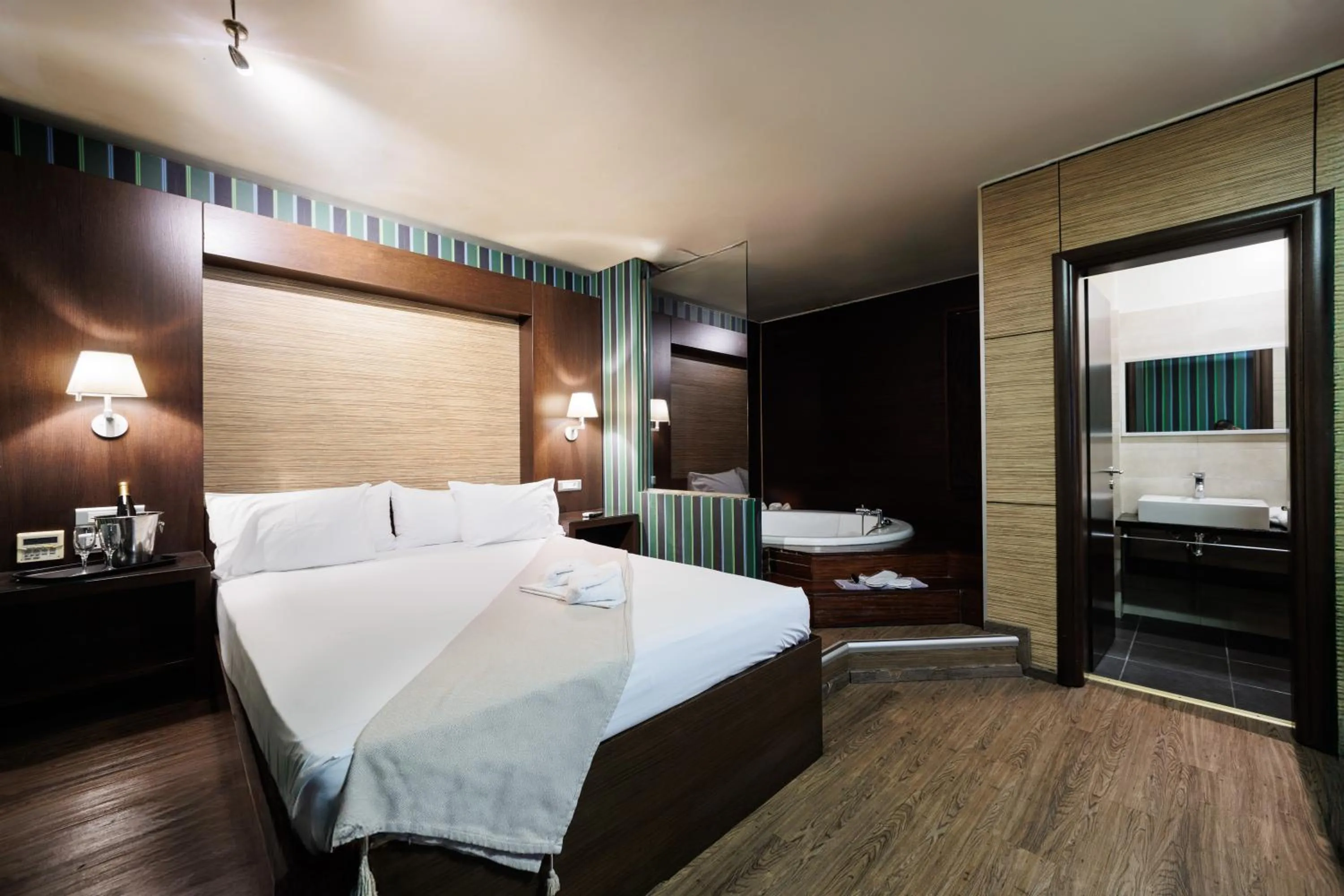 Bed in Ruby Rooms Kifisia