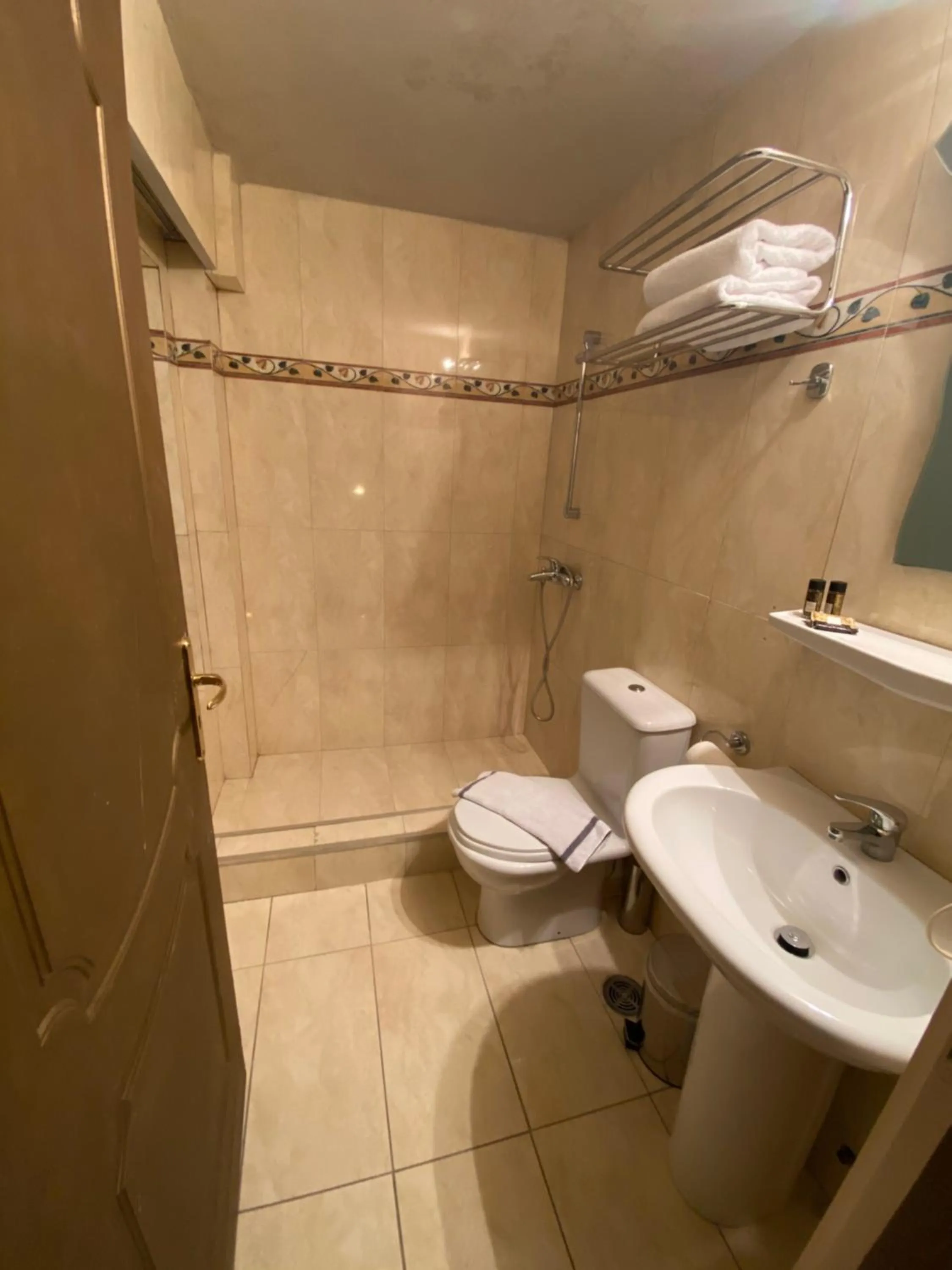 Bathroom in Ruby Rooms Kifisia