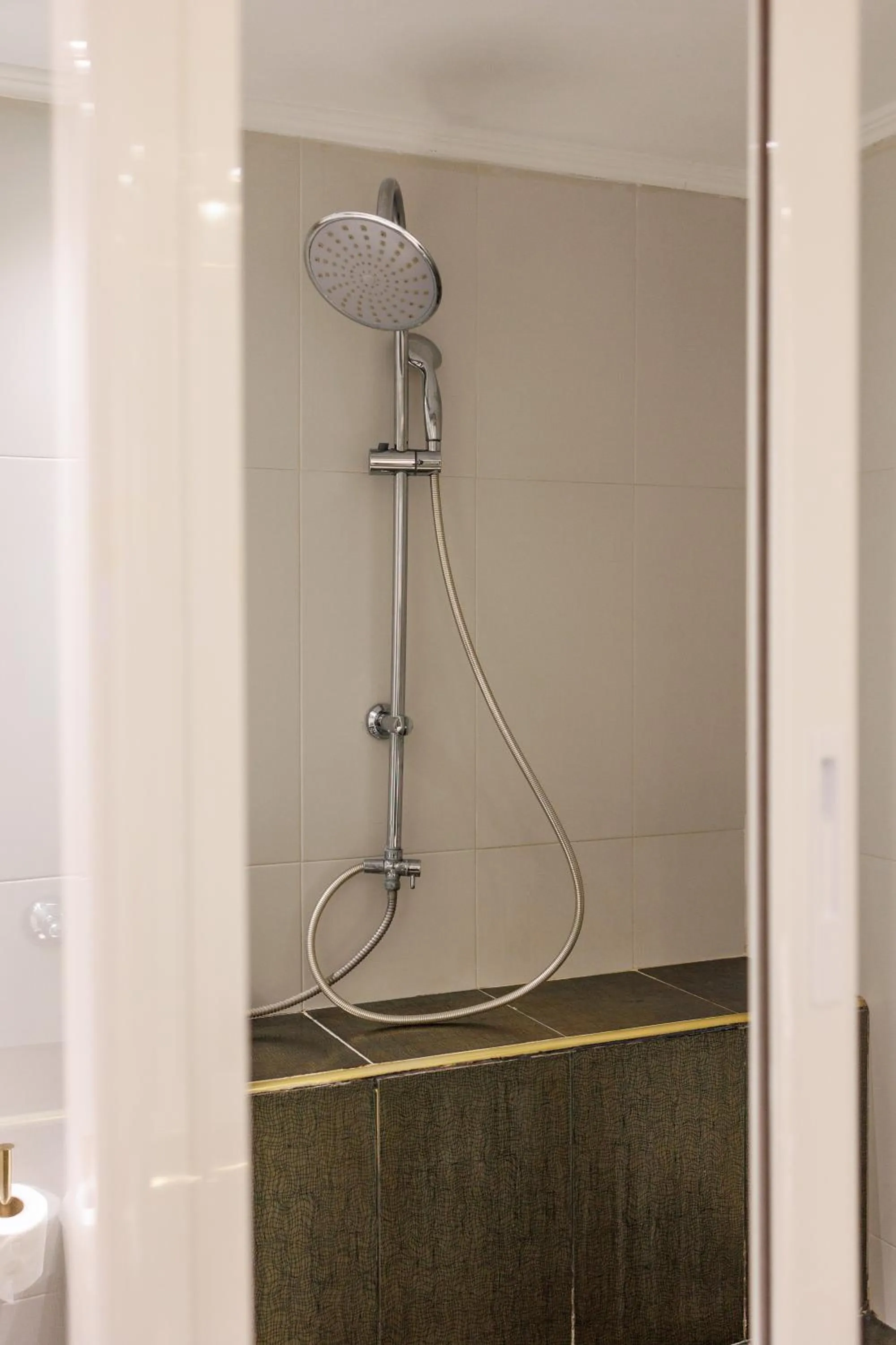 Shower in Ruby Rooms Kifisia