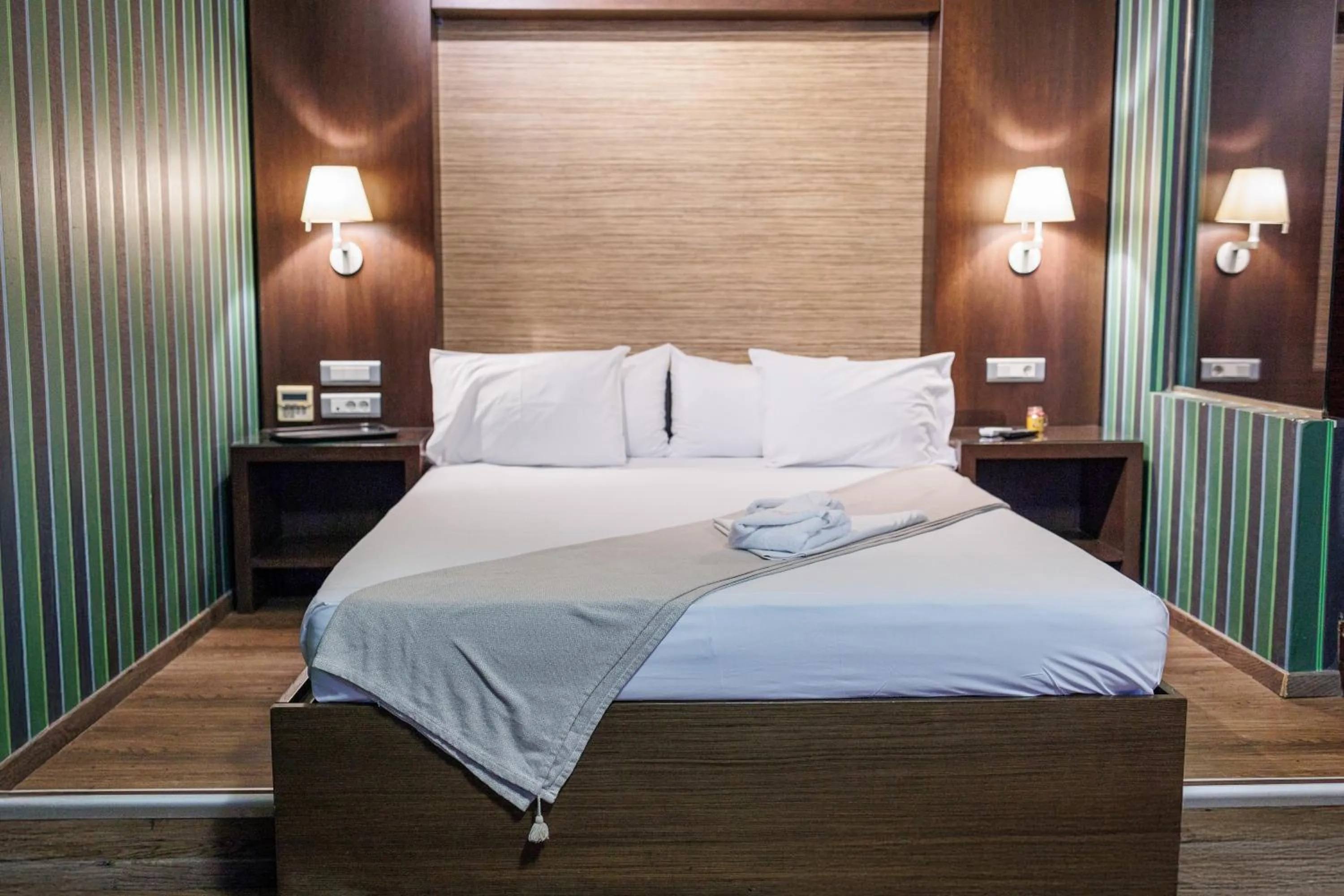 Bed in Ruby Rooms Kifisia