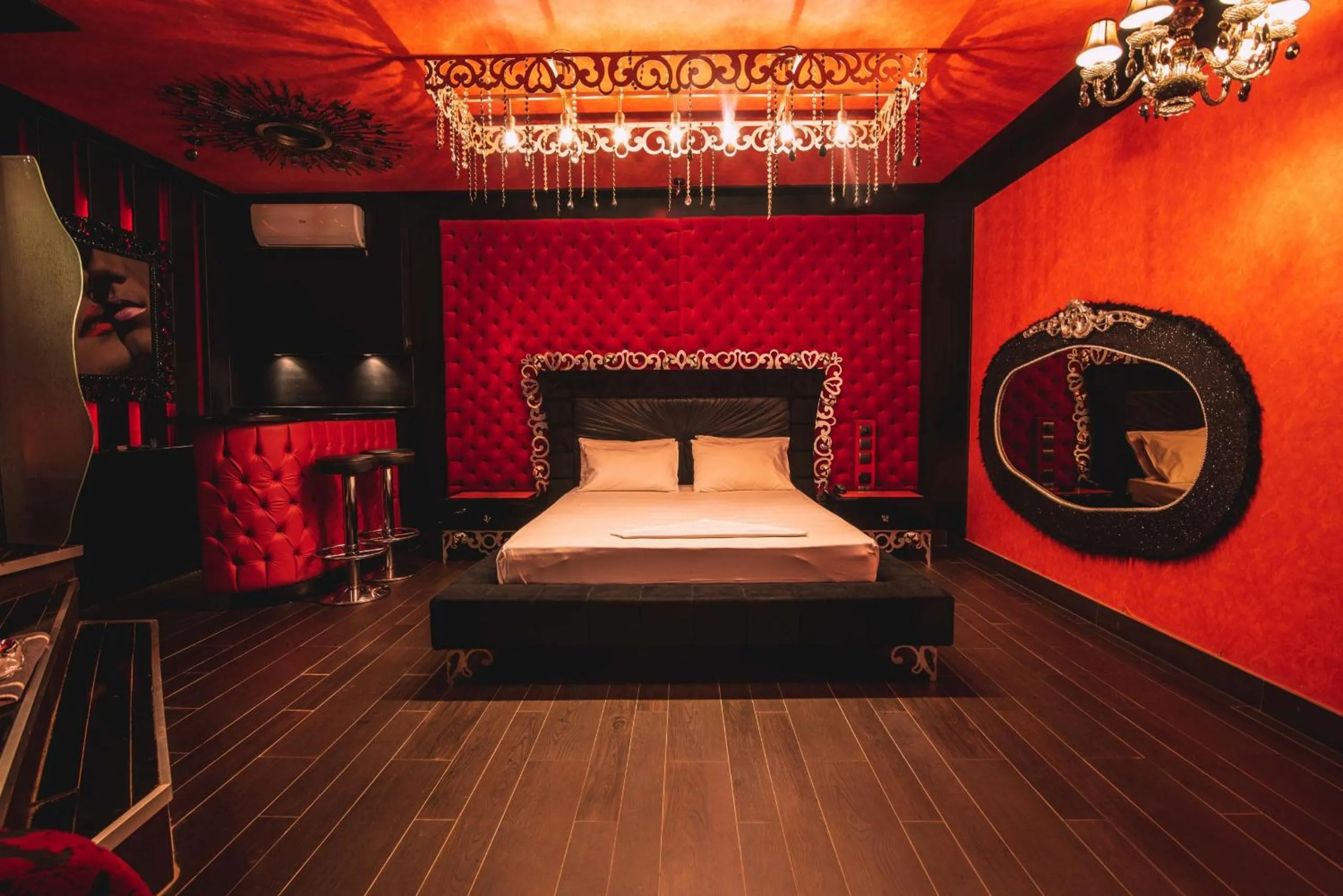 Bed in Ruby Rooms Kifisia