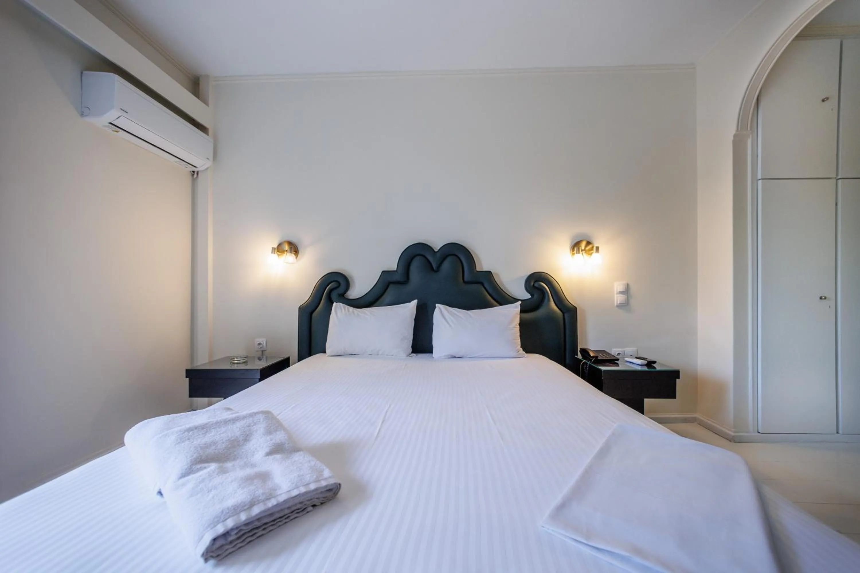 Bedroom, Bed in Ruby Rooms Kifisia