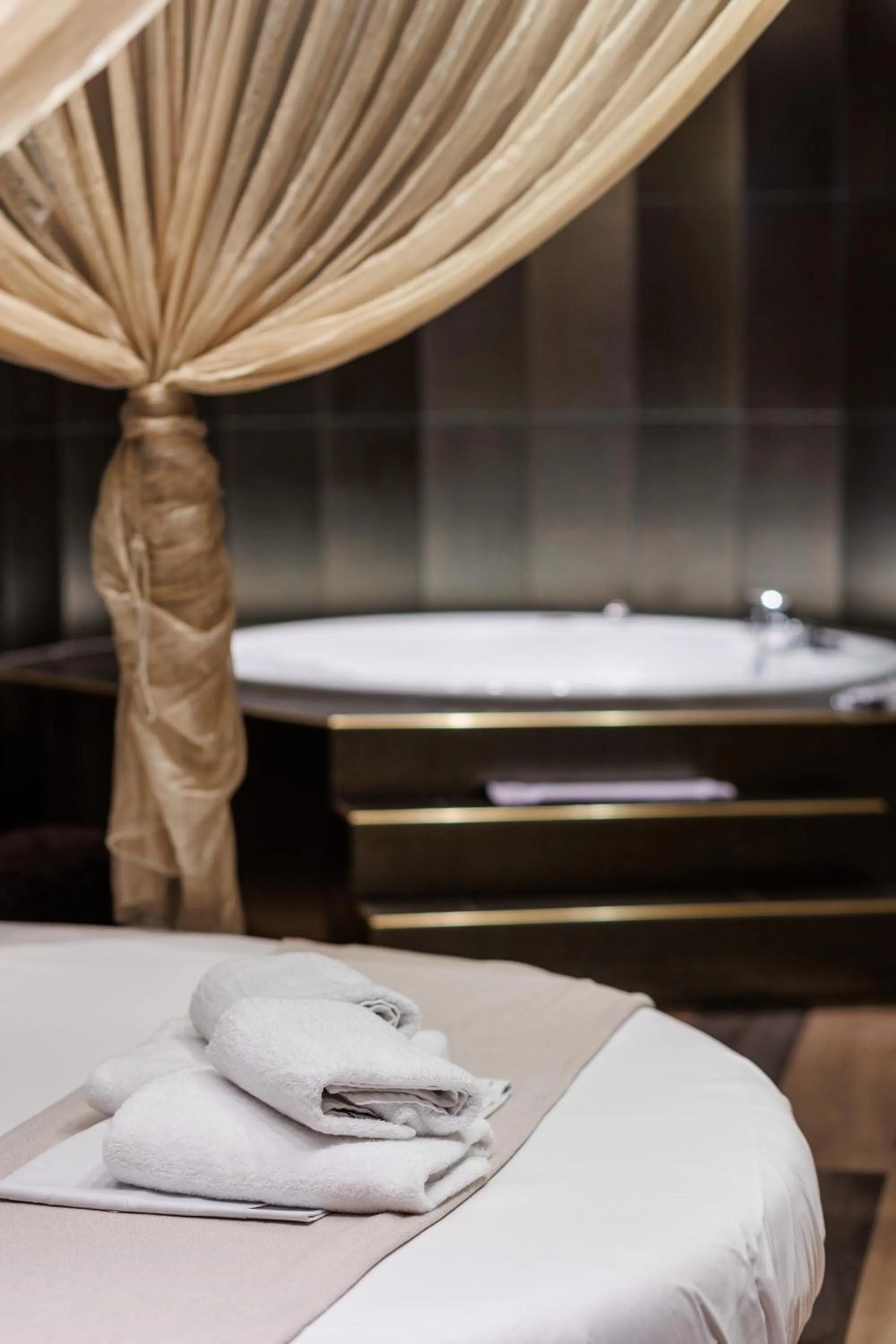 Hot Tub in Ruby Rooms Kifisia