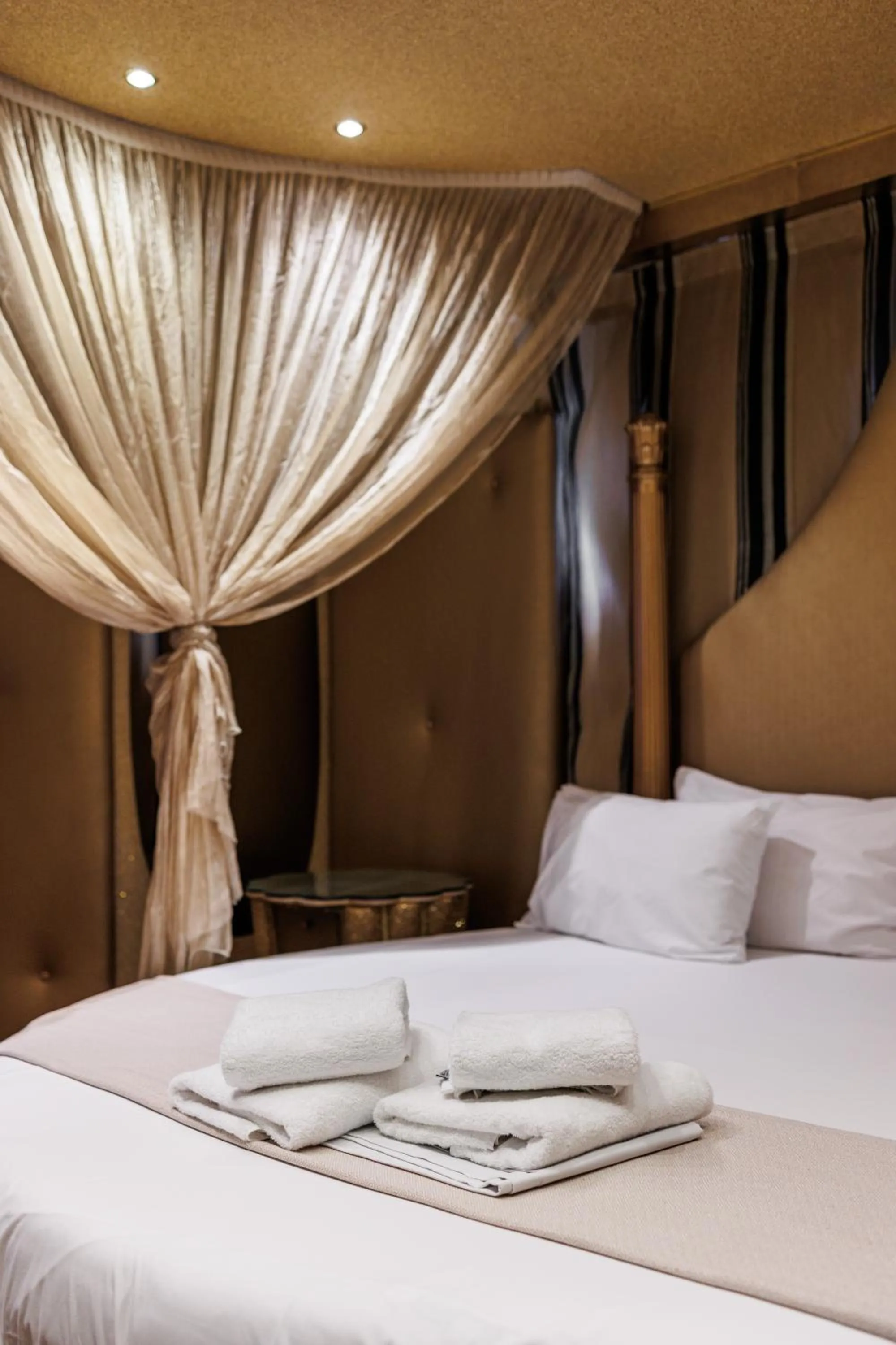 Bedroom, Bed in Ruby Rooms Kifisia