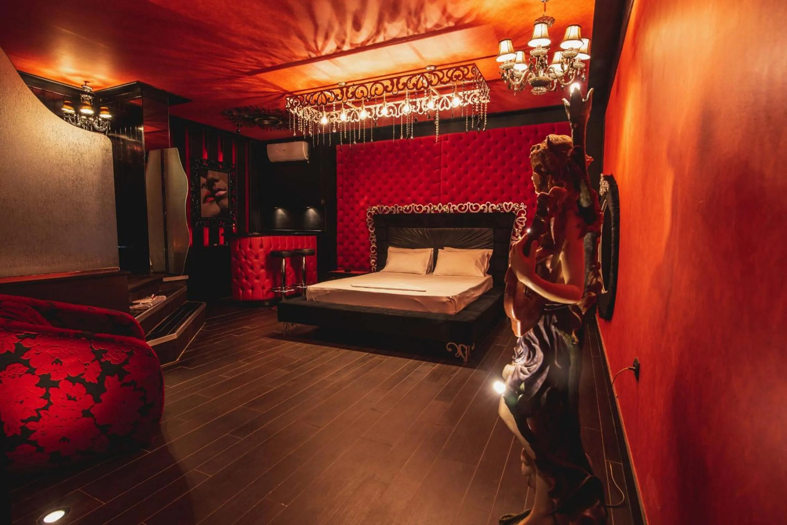 Bed in Ruby Rooms Kifisia