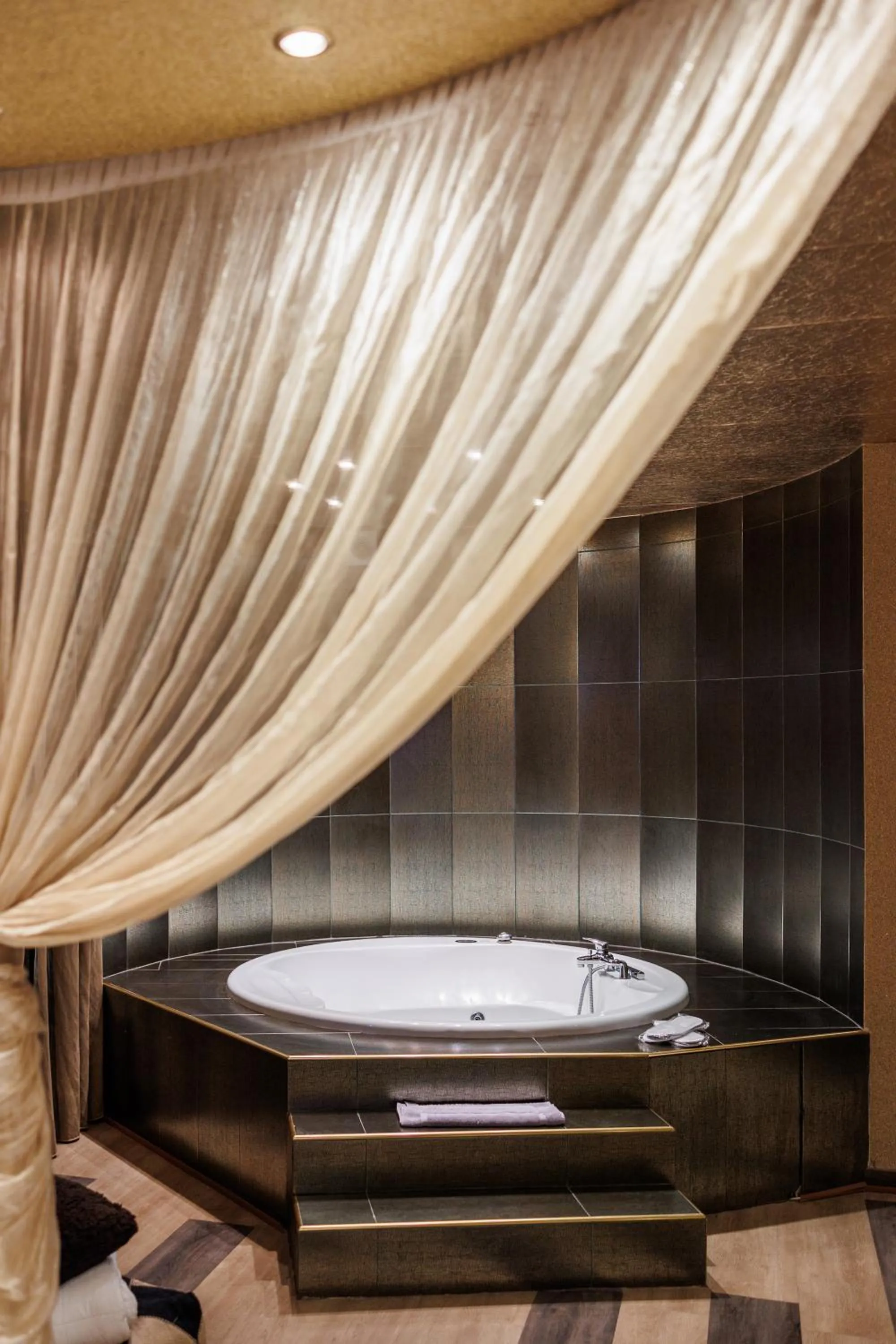 Hot Tub in Ruby Rooms Kifisia