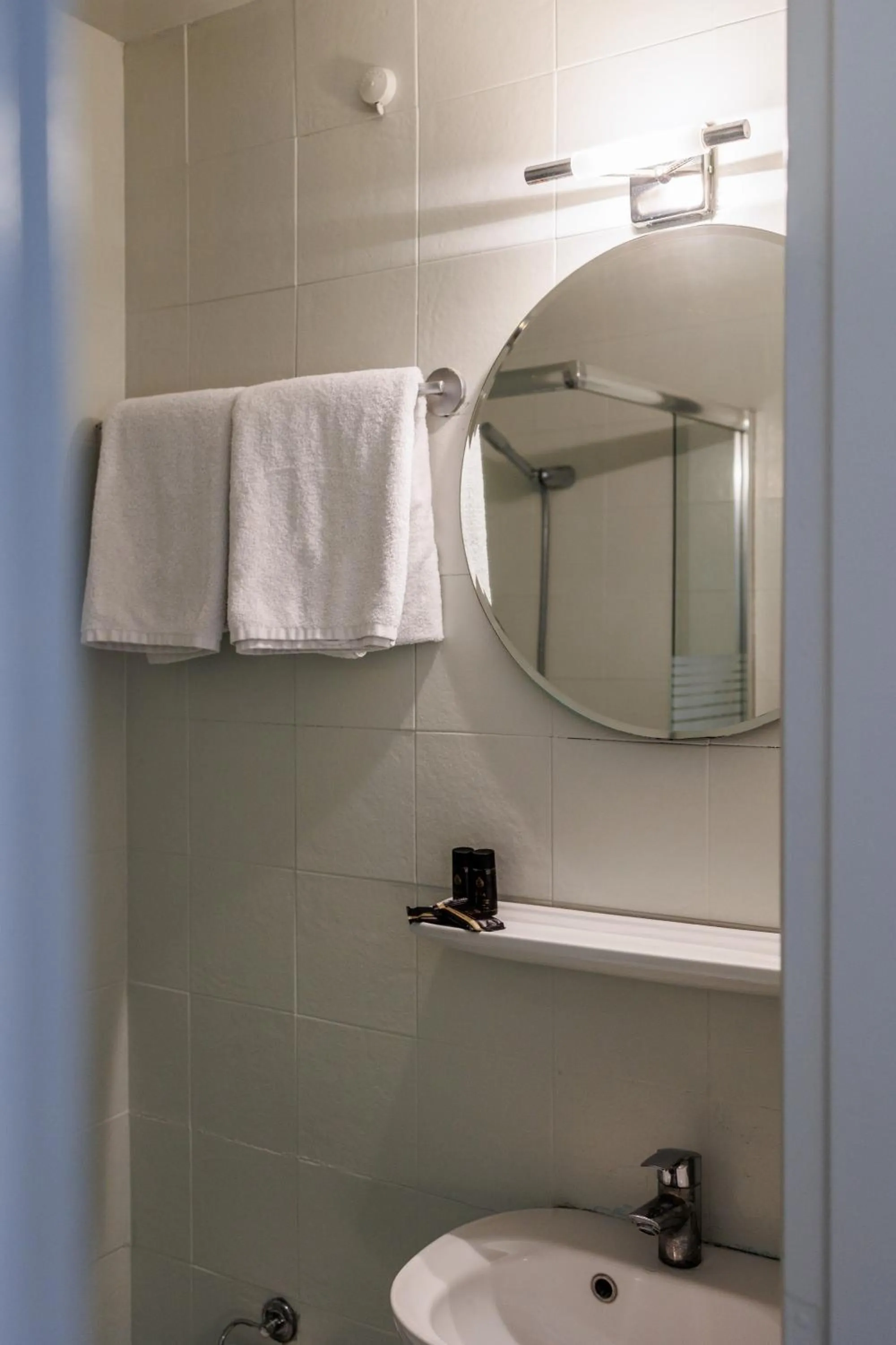 Bathroom in Ruby Rooms Kifisia