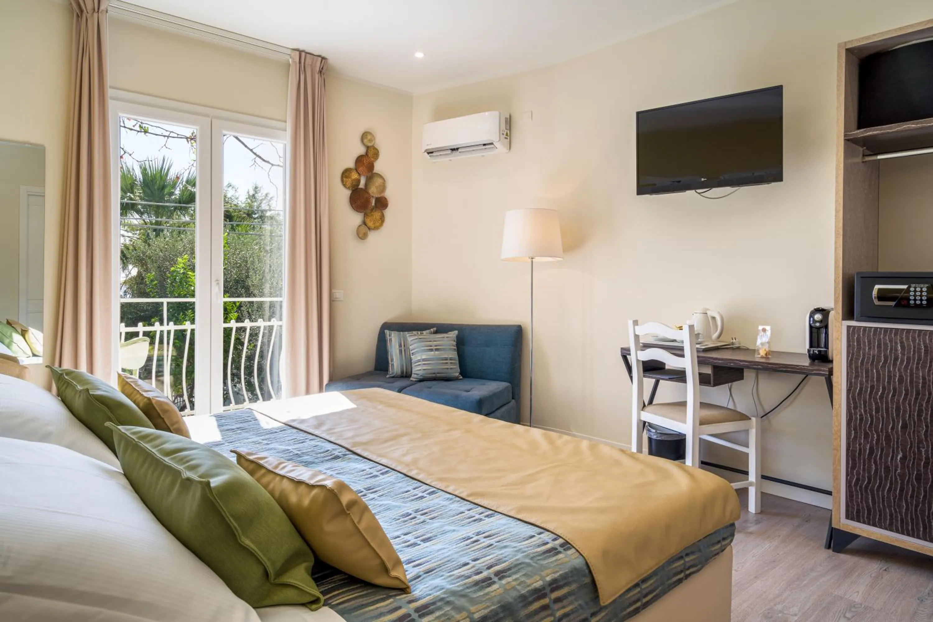 Bedroom, Bed in Hotel Rivage Taormina