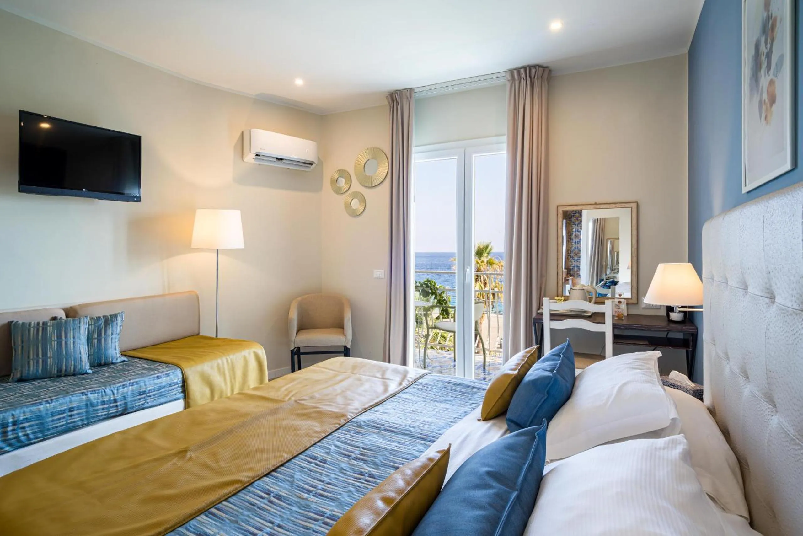 Photo of the whole room, Bed in Hotel Rivage Taormina