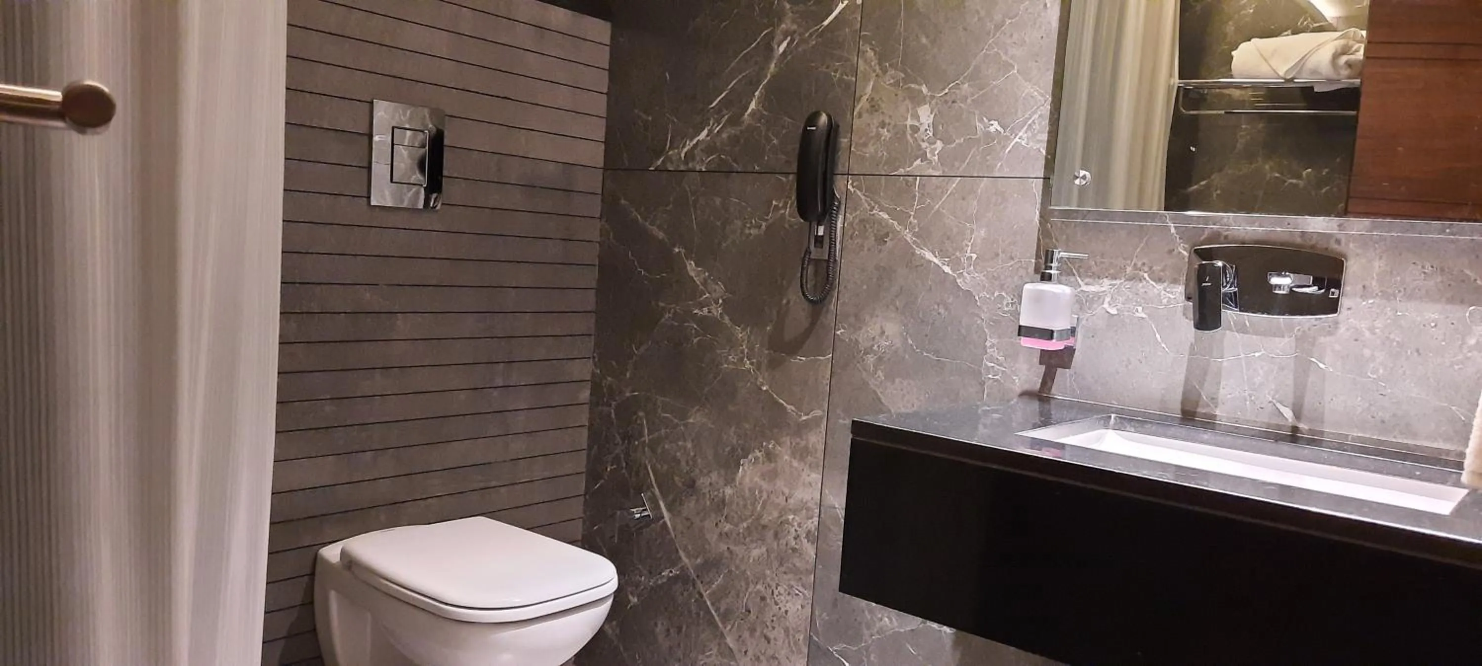 Toilet in GRANDE IRIS