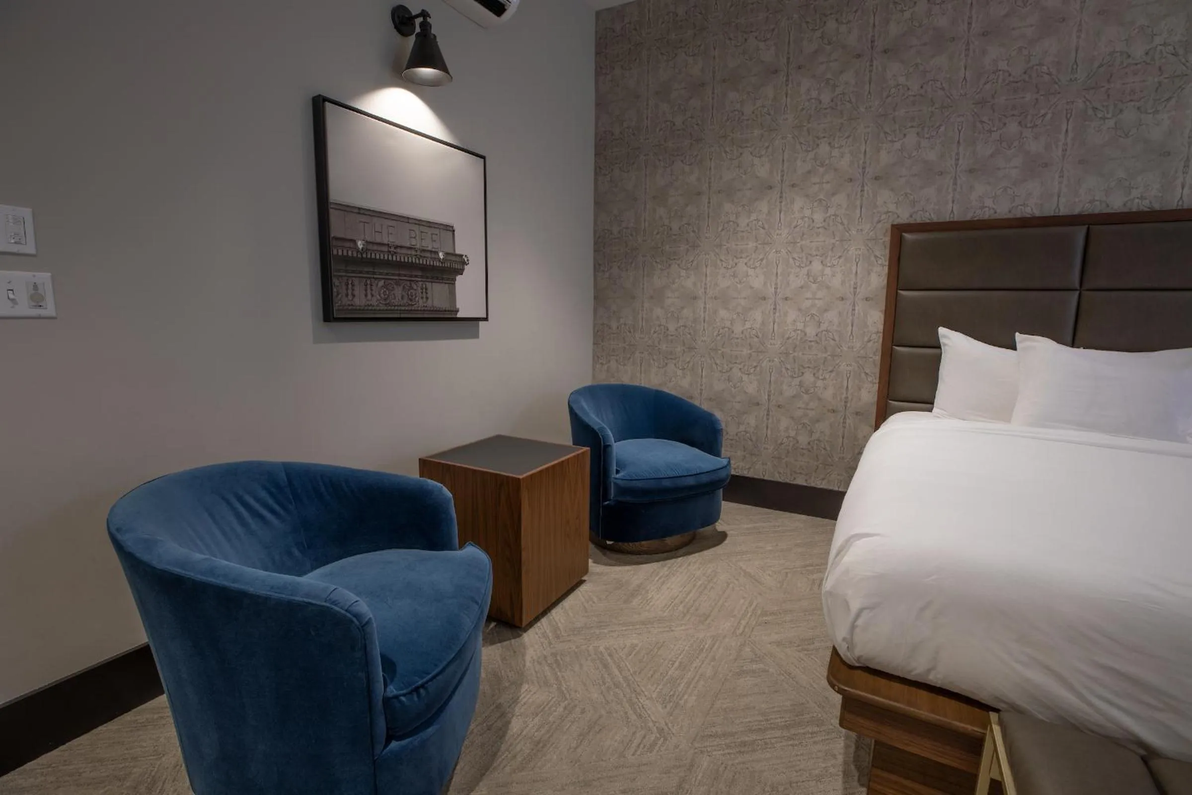 Seating area, Bed in The Bee Hotel, Danville