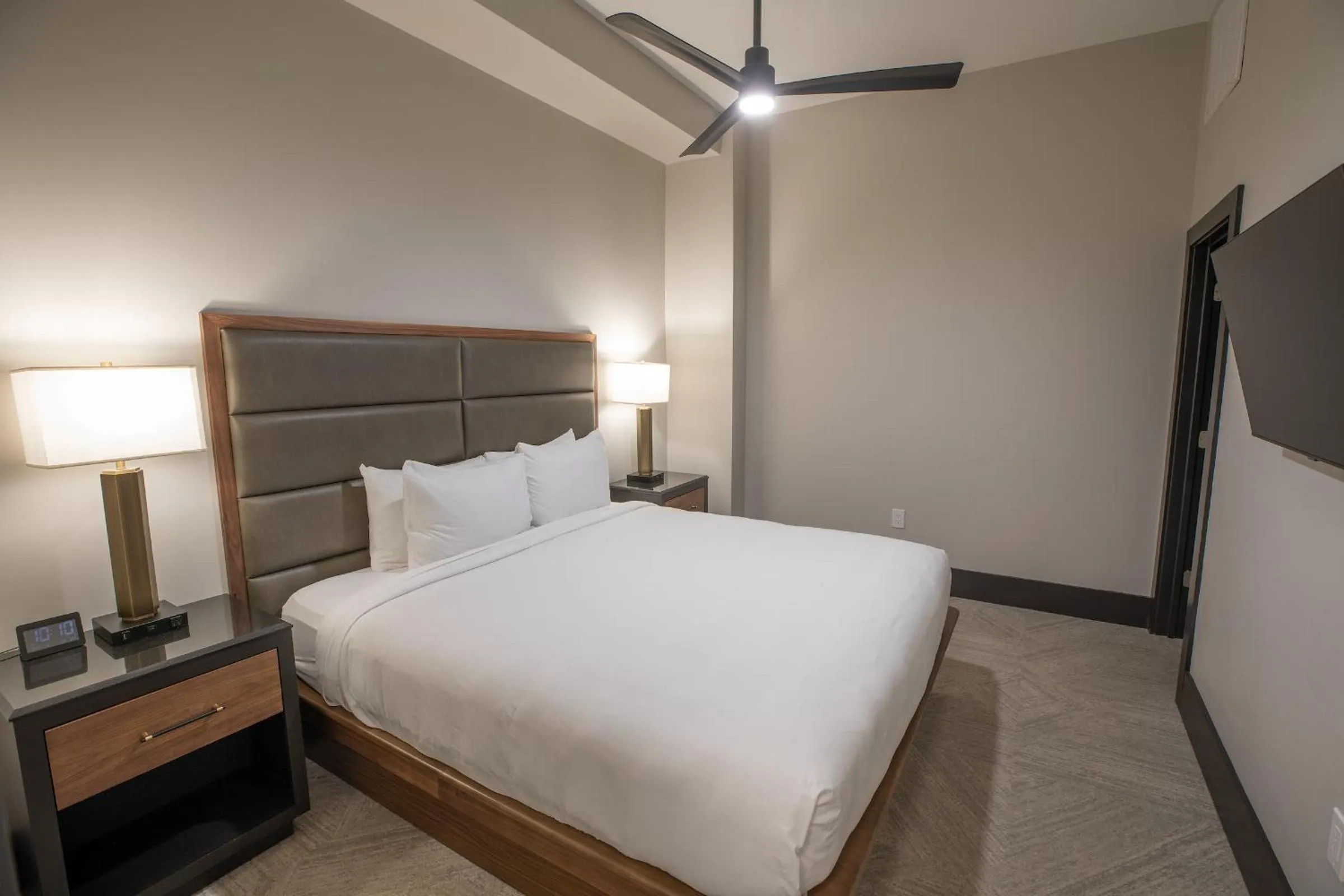 Bedroom, Bed in The Bee Hotel, Danville