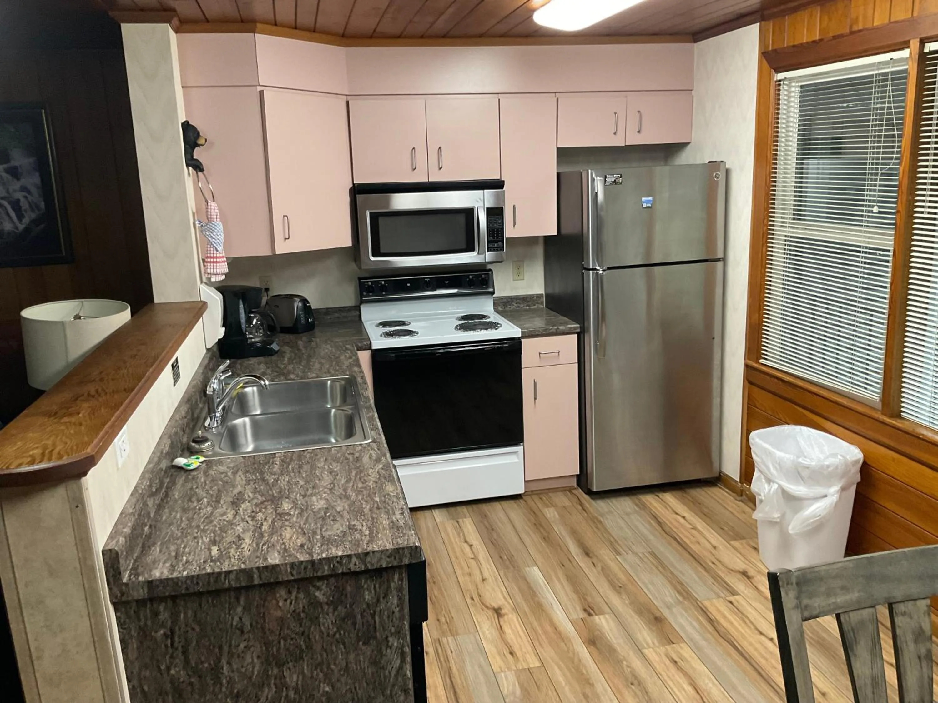 Kitchen or kitchenette in Carr's Northside Hotel and Cottages