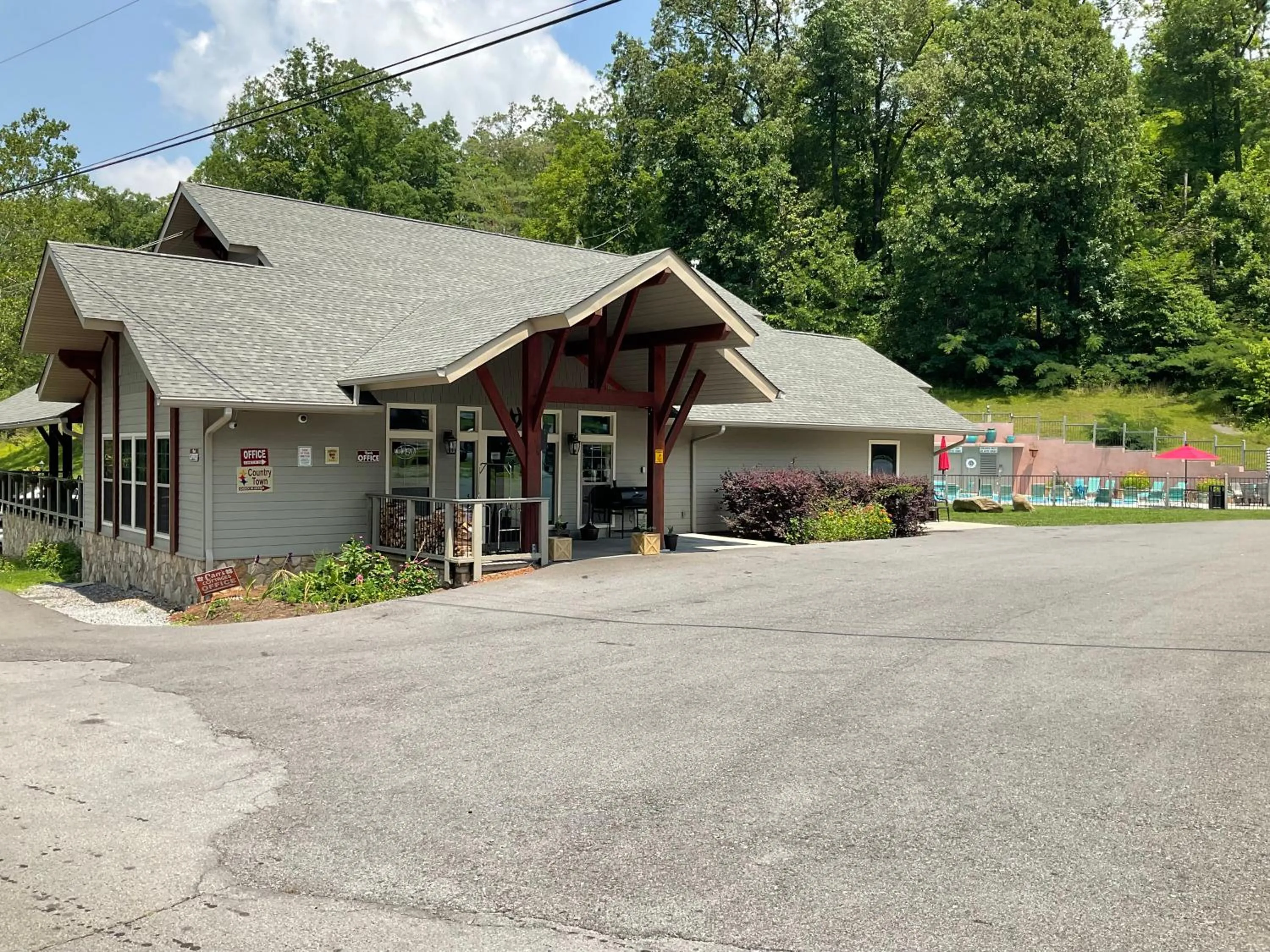 Property building in Carr's Northside Hotel and Cottages