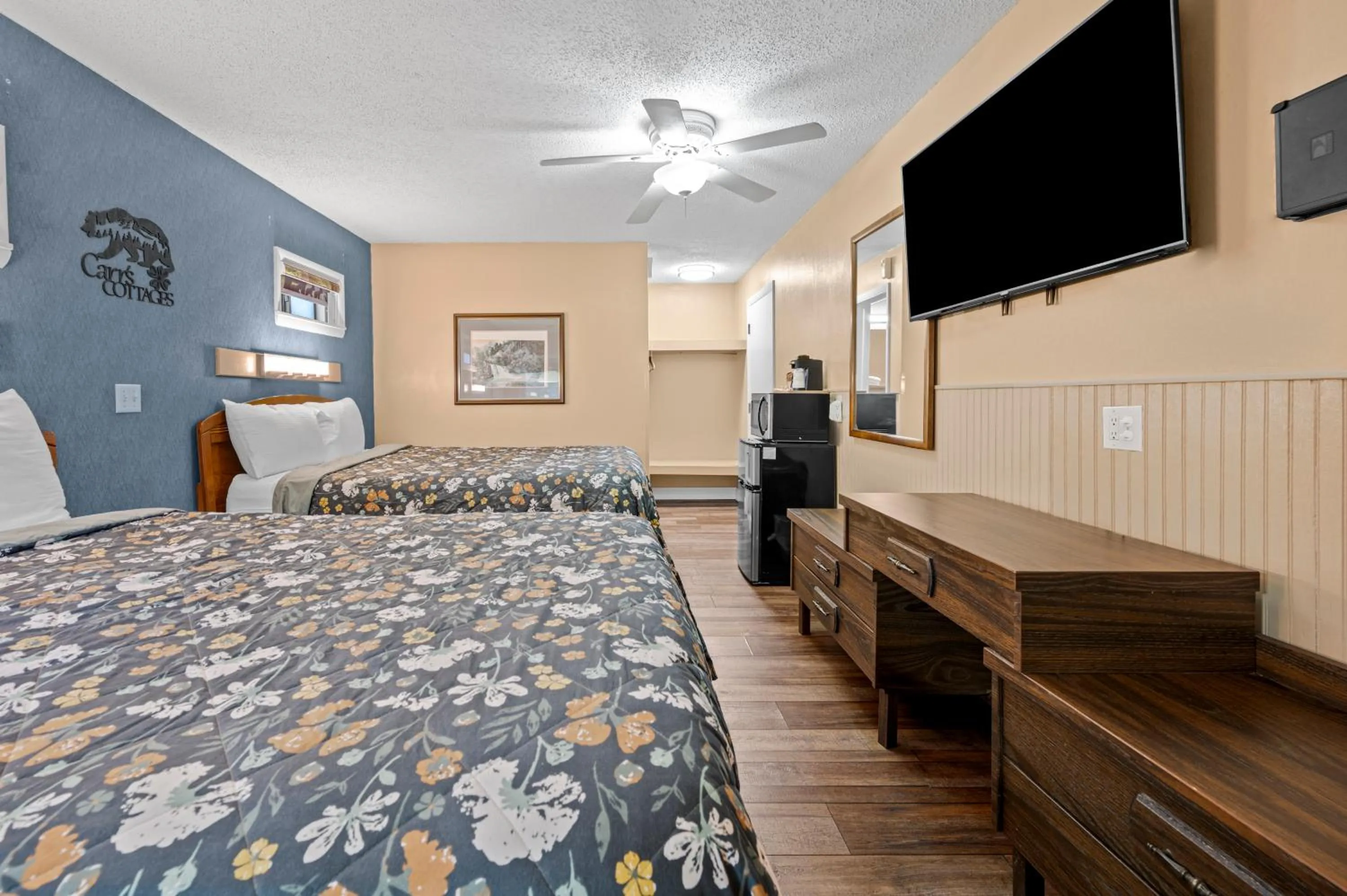 Bed in Carr's Northside Hotel and Cottages