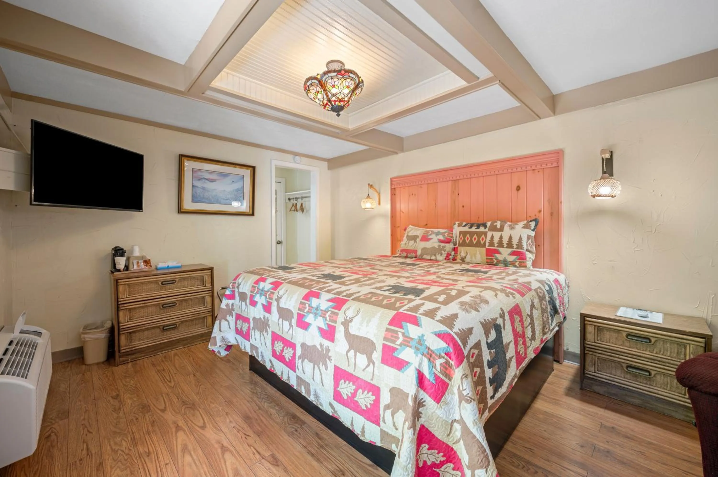 Photo of the whole room, Bed in Carr's Northside Hotel and Cottages