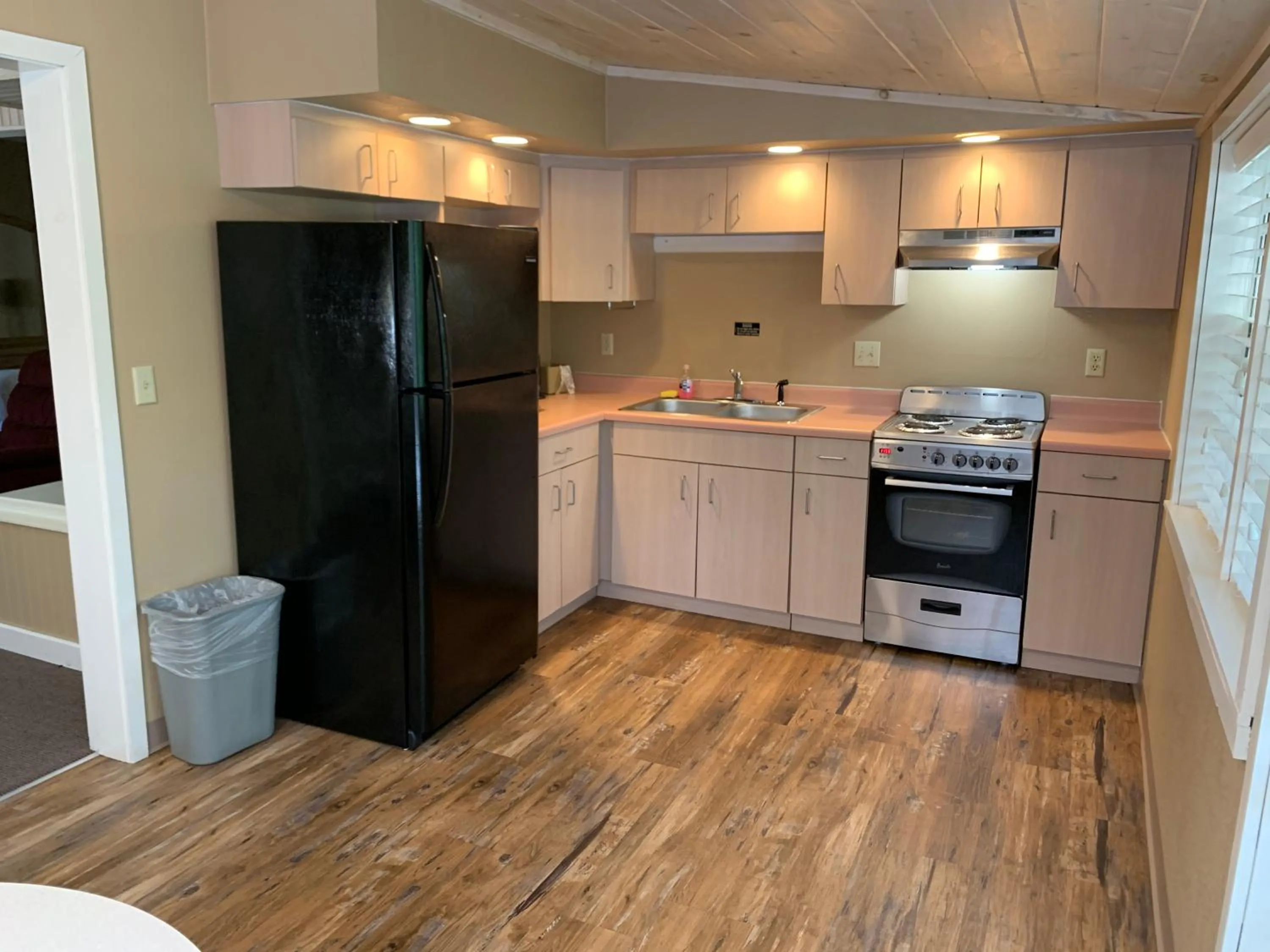 Kitchen or kitchenette in Carr's Northside Hotel and Cottages